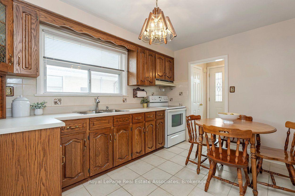 Photo 12 of 139 Vodden Street E, Brampton, Brampton North — HOMEH