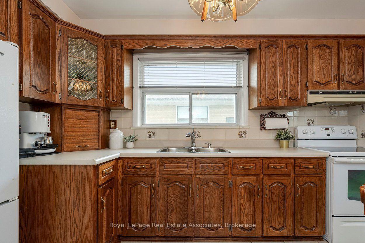 Photo 14 of 139 Vodden Street E, Brampton, Brampton North — HOMEH