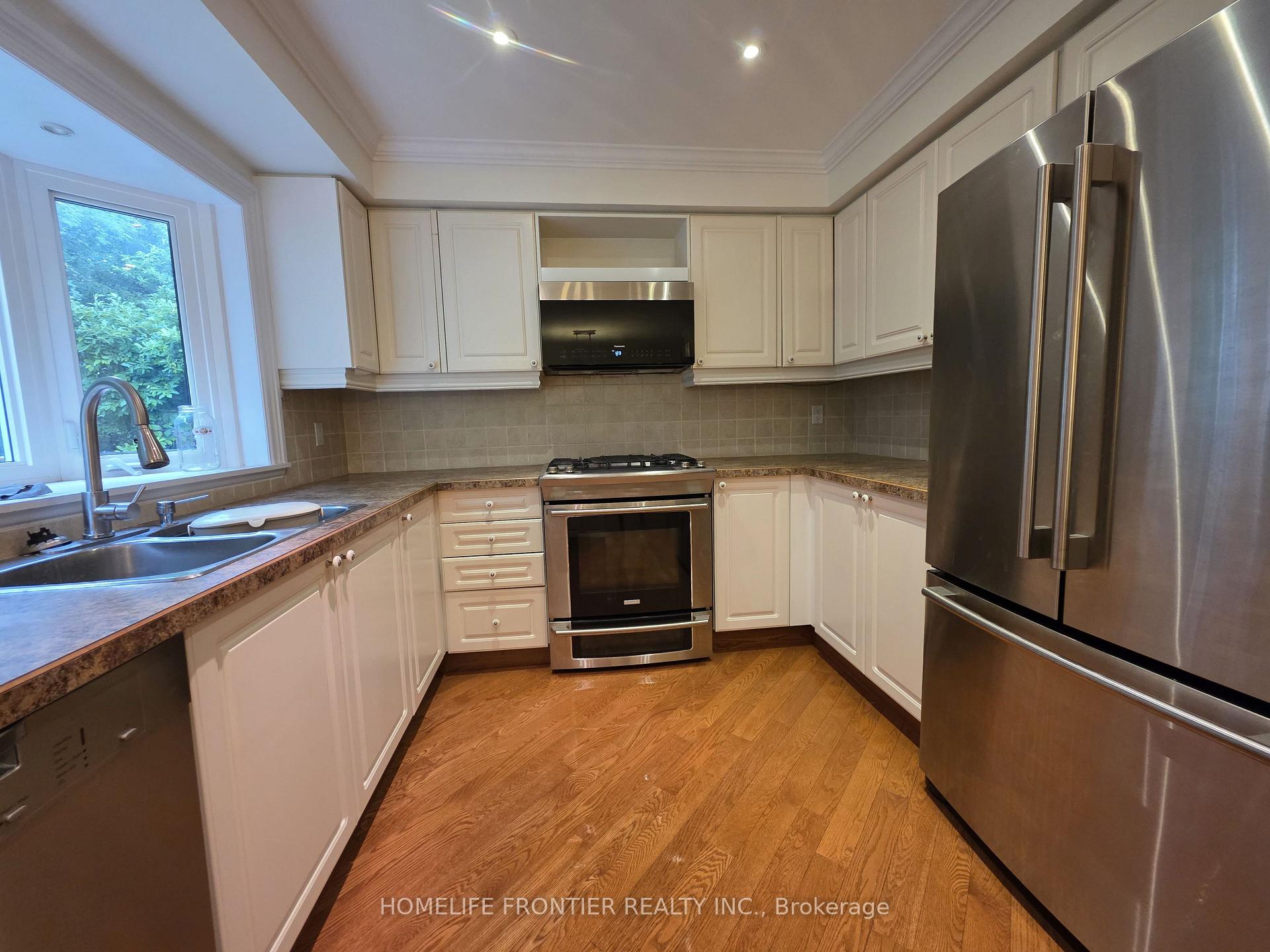 Photo 4 of 367 Herridge Circle, Newmarket, Huron Heights-Leslie Valley — HOMEH