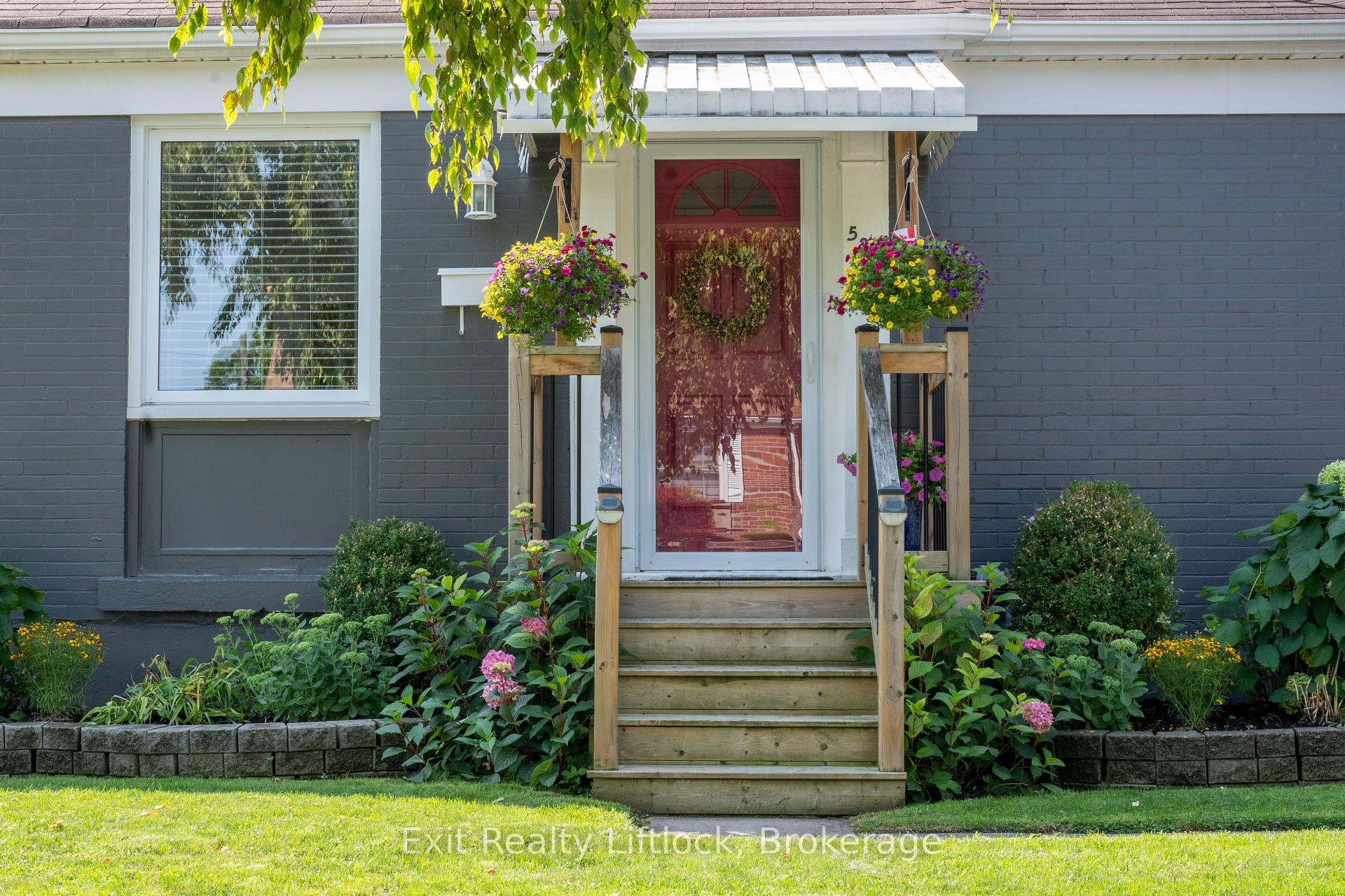 Photo 3 of 521 Mckellar Street, Peterborough, Otonabee Ward 1 — HOMEH
