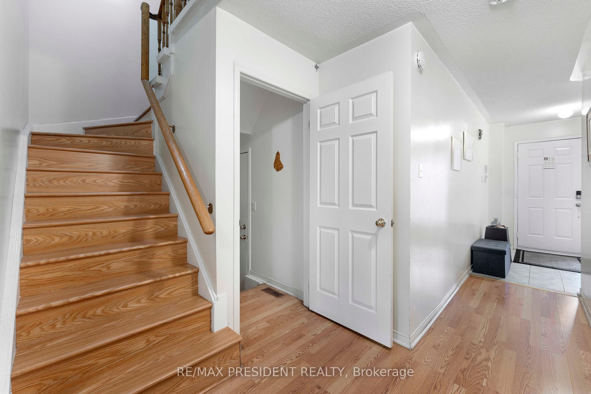 Photo 3 of 26 Mattari Court, Etobicoke, West Humber-Clairville — HOMEH