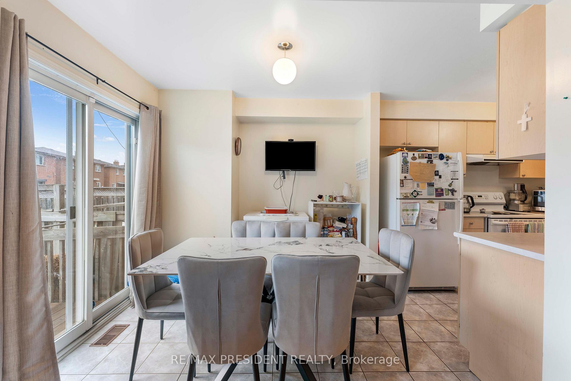 Photo 6 of 26 Mattari Court, Etobicoke, West Humber-Clairville — HOMEH