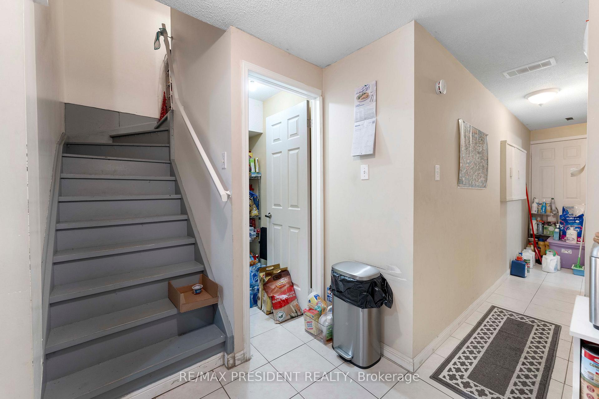 Photo 10 of 26 Mattari Court, Etobicoke, West Humber-Clairville — HOMEH