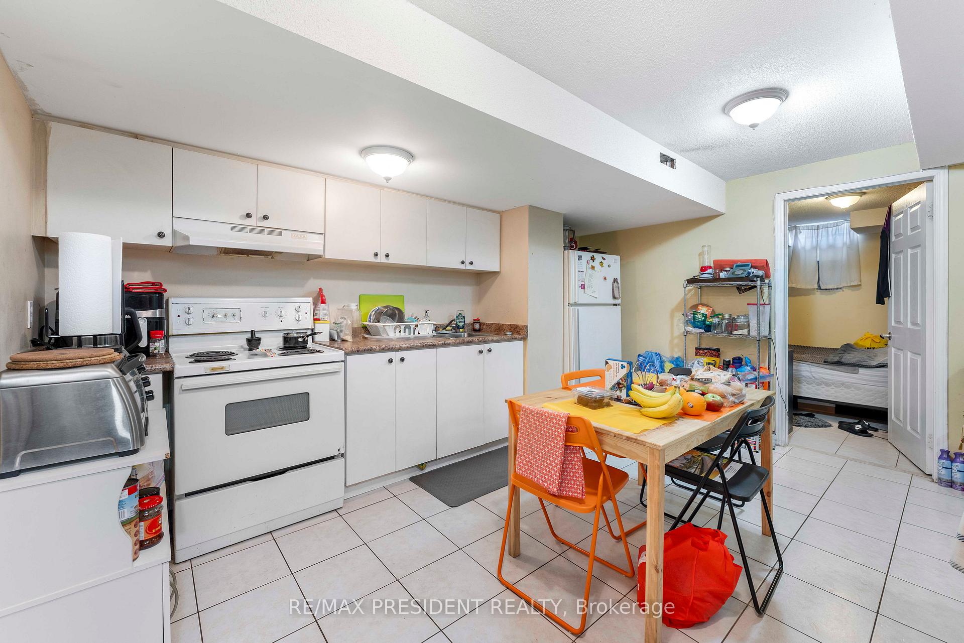 Photo 11 of 26 Mattari Court, Etobicoke, West Humber-Clairville — HOMEH