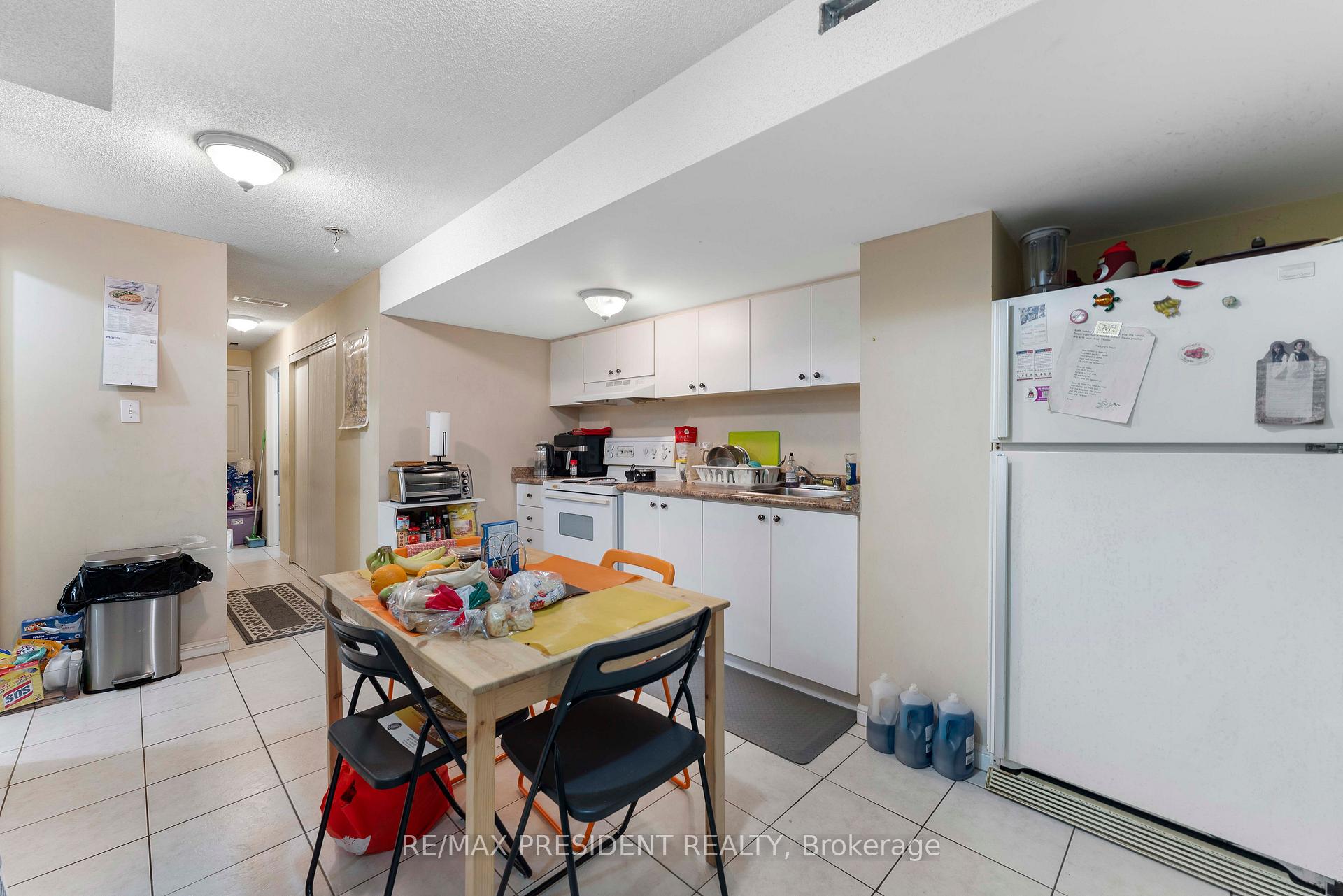 Photo 12 of 26 Mattari Court, Etobicoke, West Humber-Clairville — HOMEH