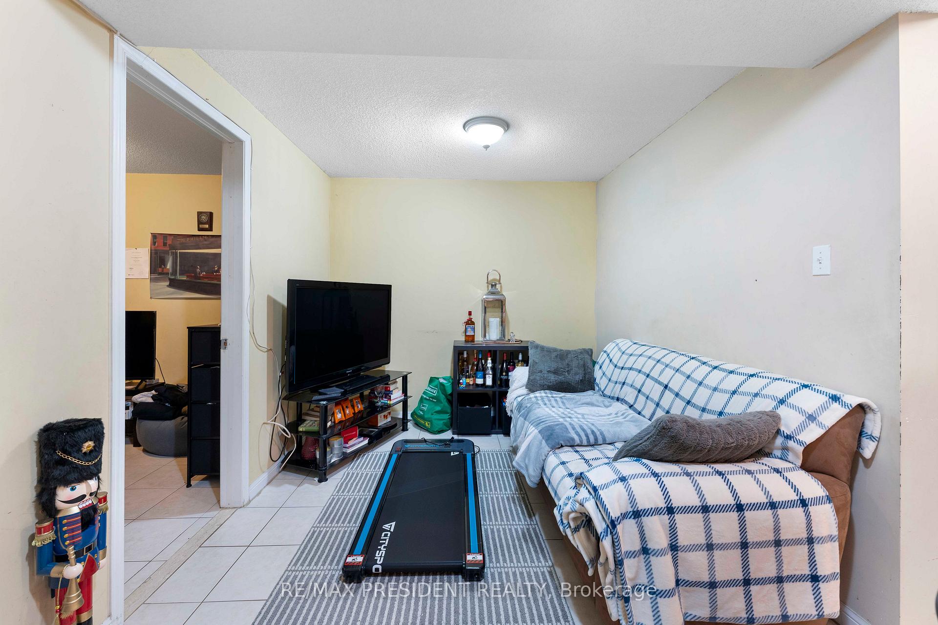 Photo 13 of 26 Mattari Court, Etobicoke, West Humber-Clairville — HOMEH