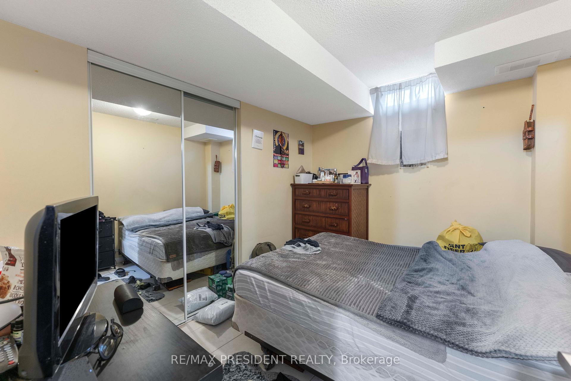 Photo 14 of 26 Mattari Court, Etobicoke, West Humber-Clairville — HOMEH