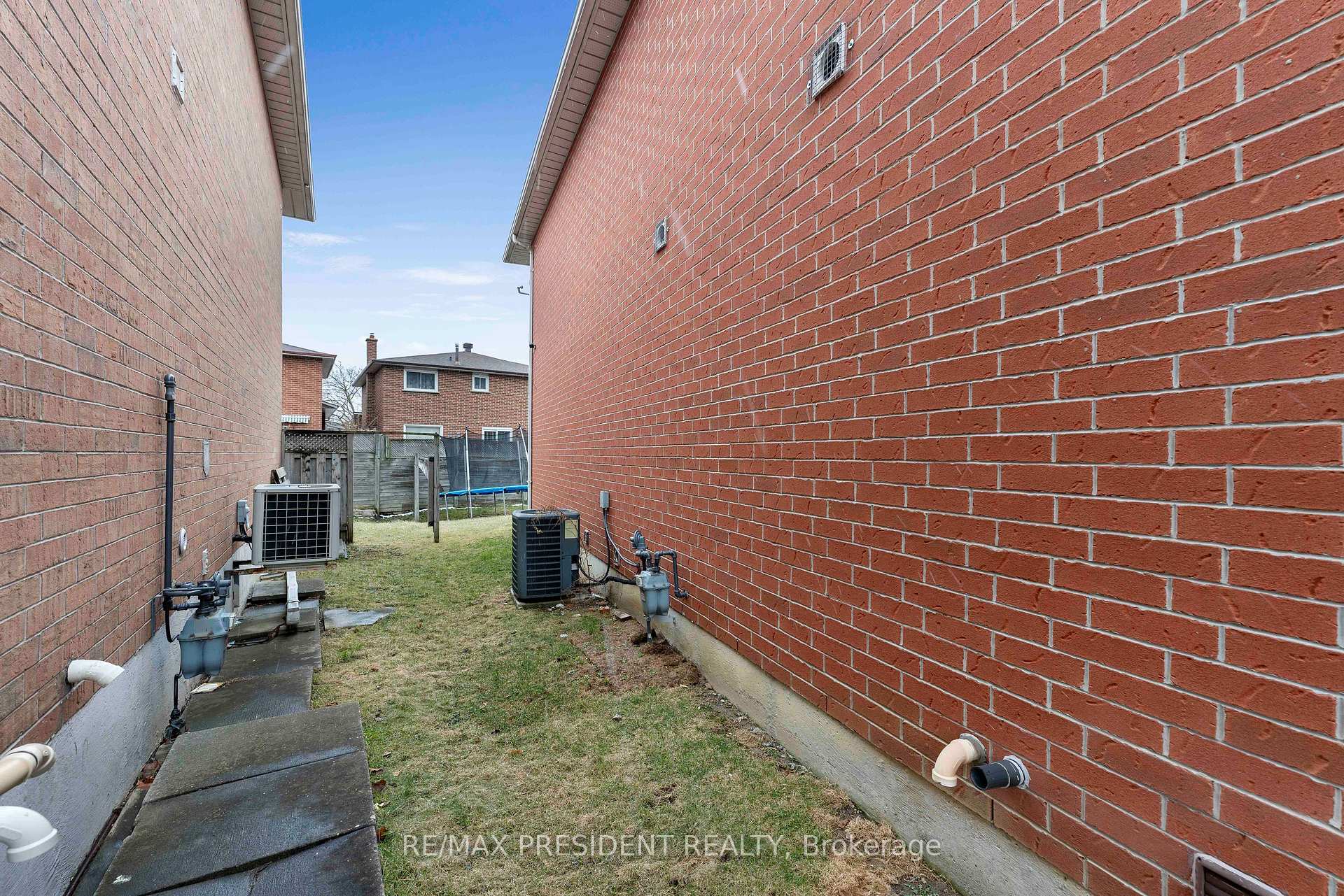 Photo 18 of 26 Mattari Court, Etobicoke, West Humber-Clairville — HOMEH