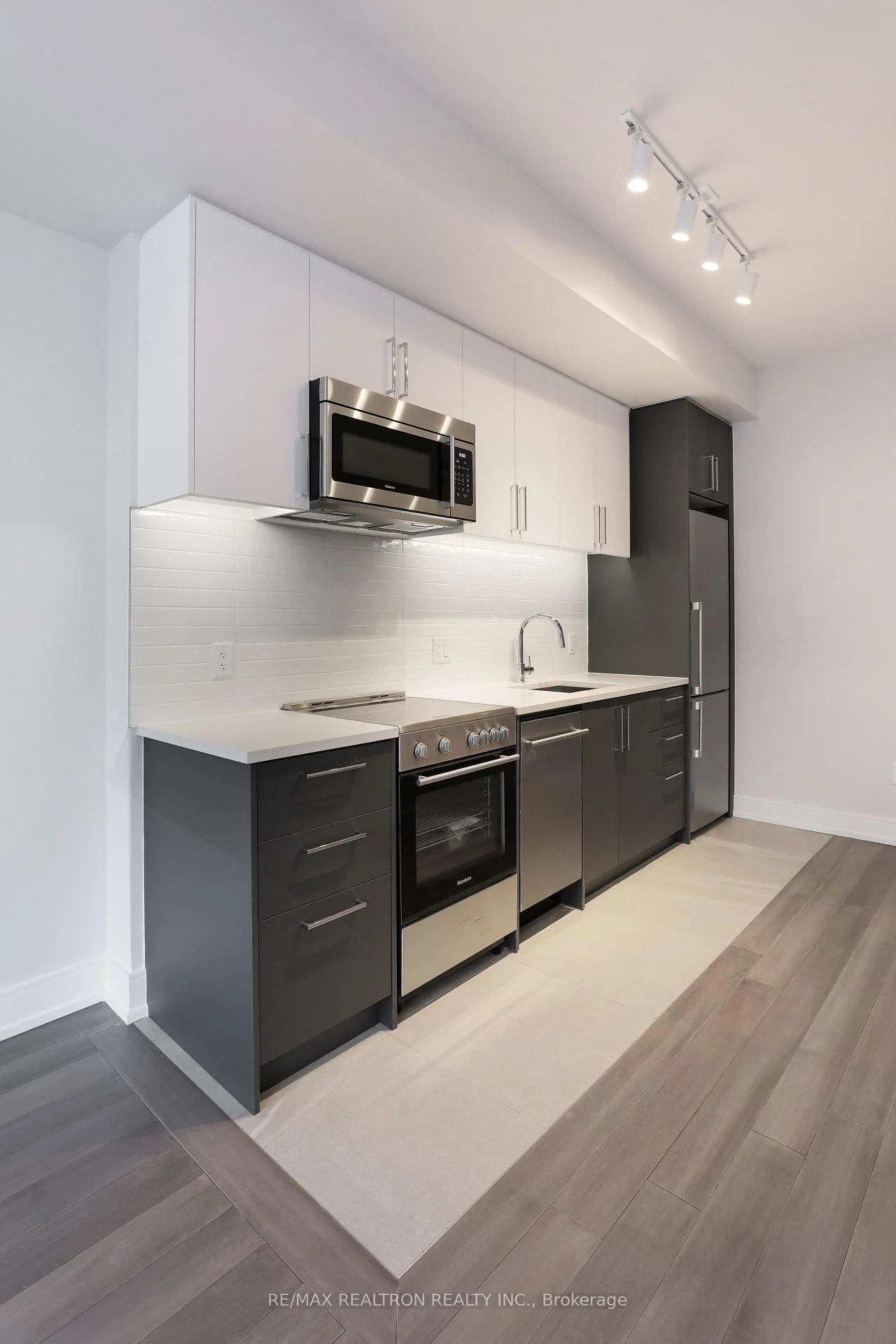 Photo 1 of Unit 805, 2525 Bathurst Street, Toronto, Forest Hill North — HOMEH