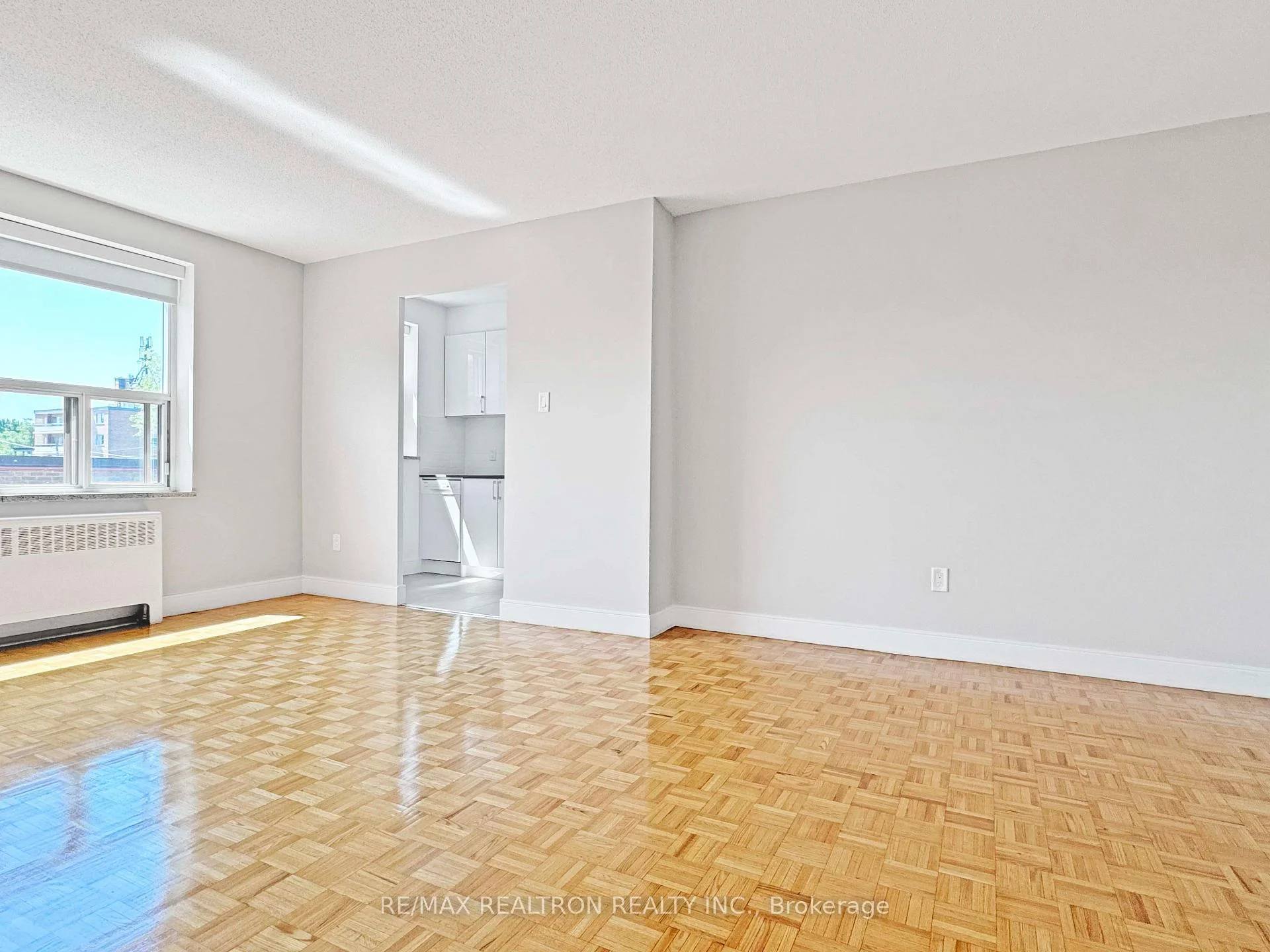 Photo 5 of Unit 305, 1291 Bayview Avenue, Toronto, Leaside — HOMEH