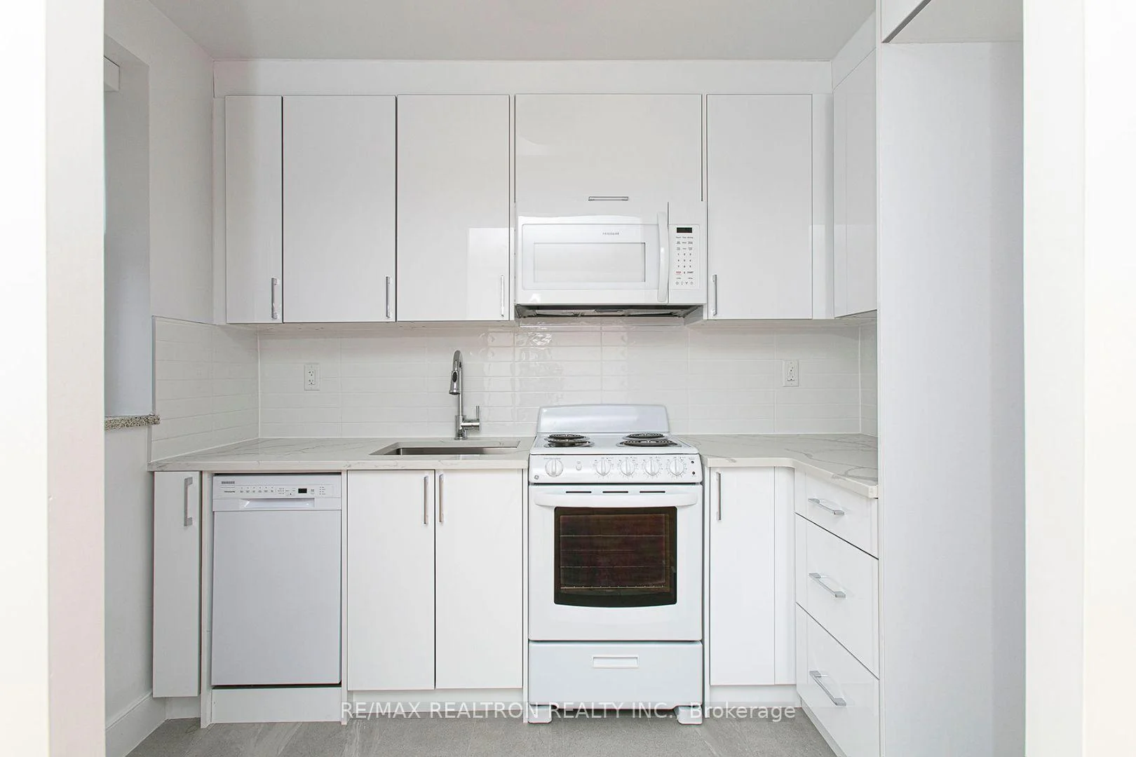Photo 7 of Unit 305, 1291 Bayview Avenue, Toronto, Leaside — HOMEH