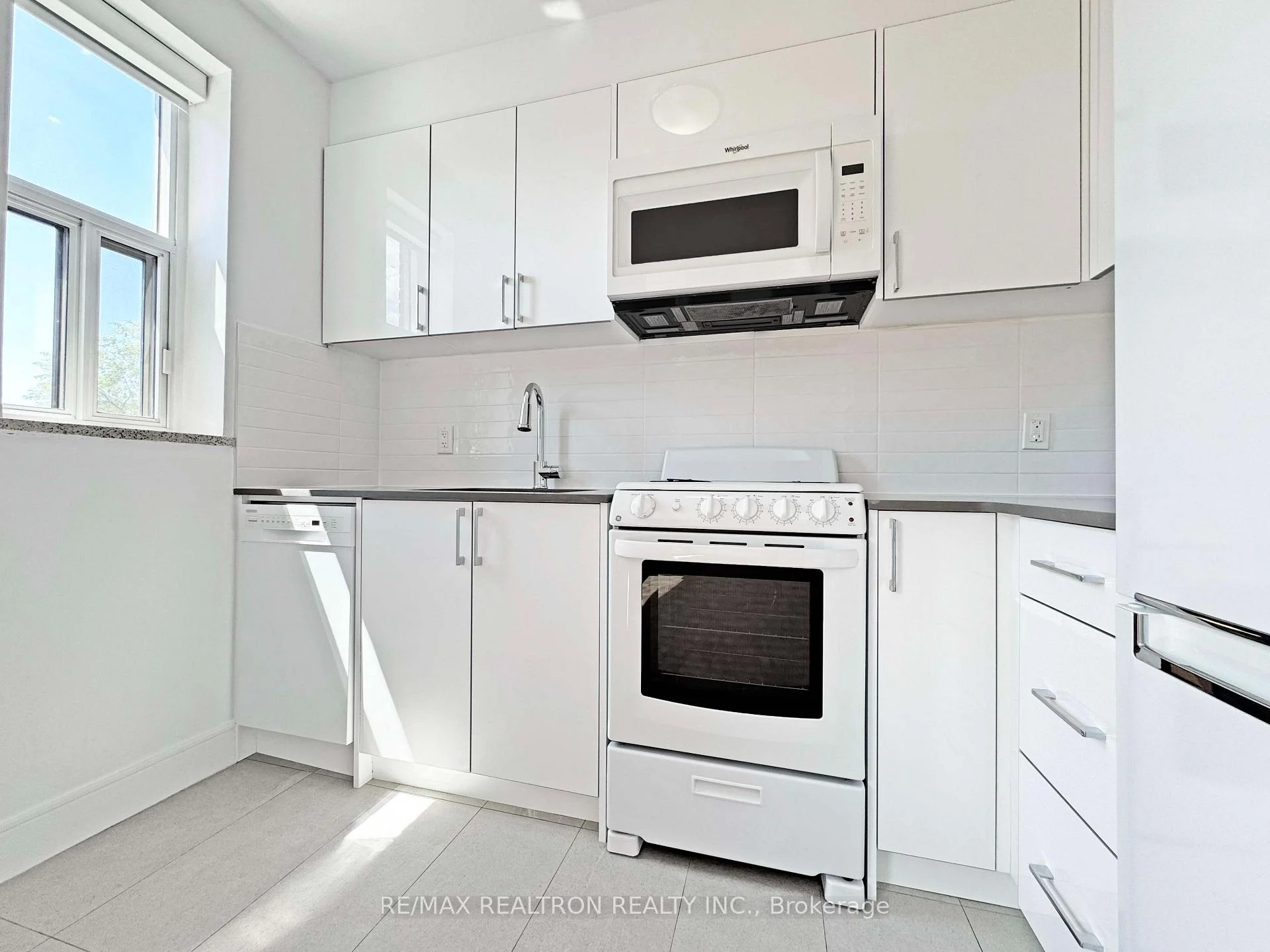 Photo 12 of Unit 305, 1291 Bayview Avenue, Toronto, Leaside — HOMEH