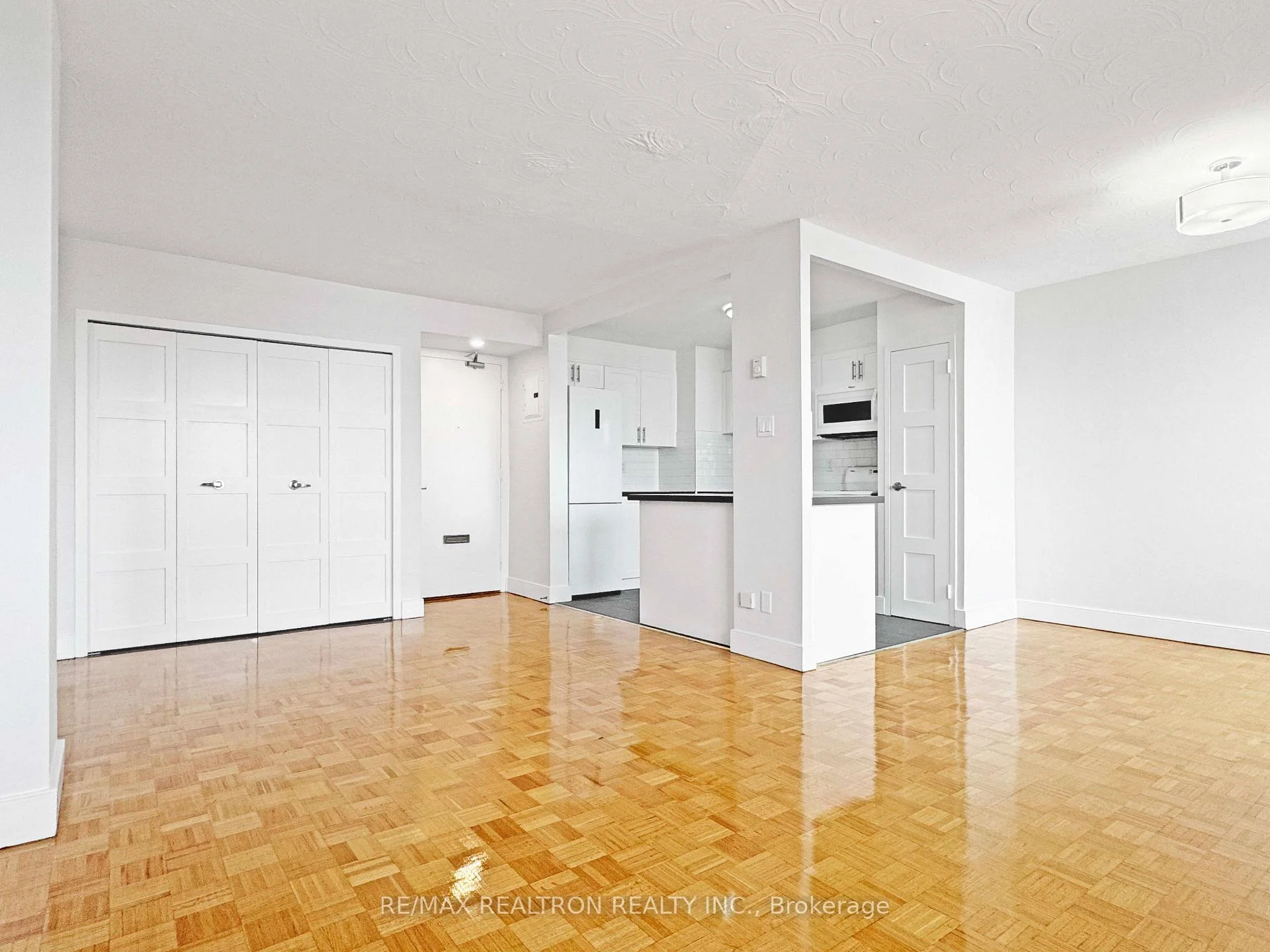 Photo 3 of Unit 903, 525 Eglinton Avenue E, Toronto, Mount Pleasant East — HOMEH