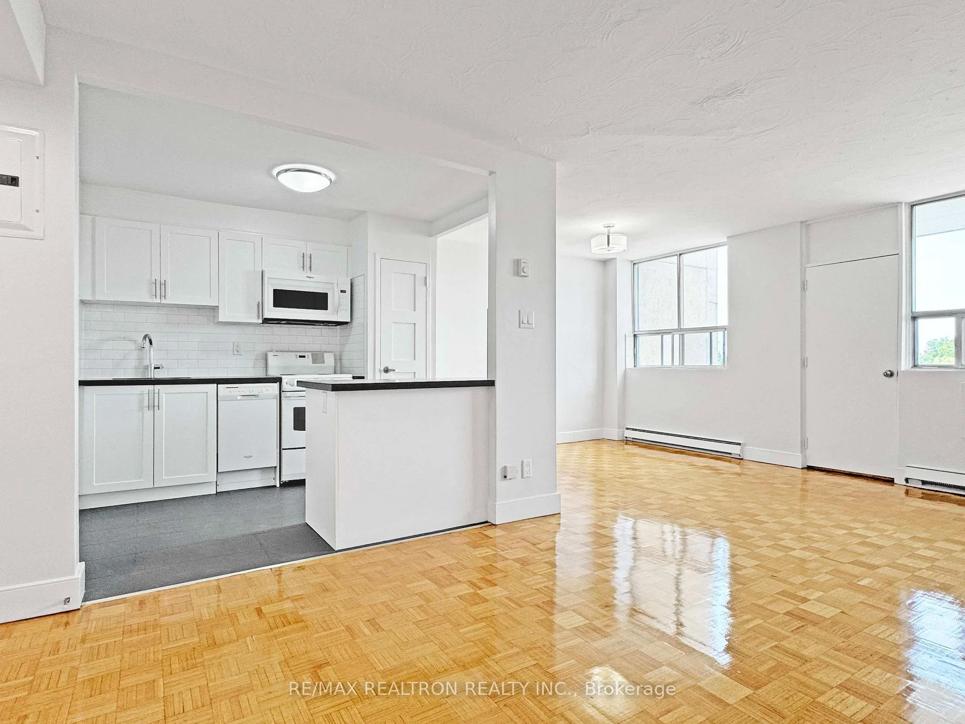 Photo 5 of Unit 903, 525 Eglinton Avenue E, Toronto, Mount Pleasant East — HOMEH
