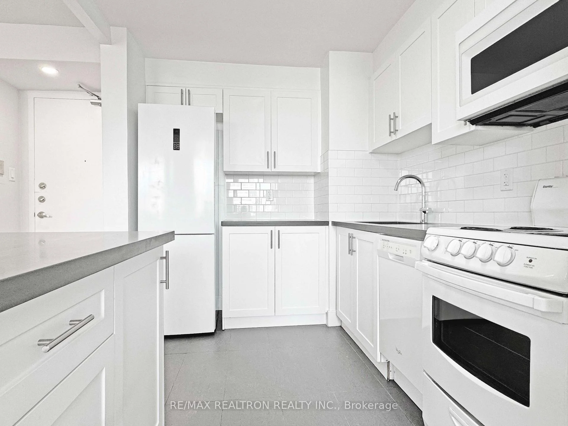 Photo 13 of Unit 903, 525 Eglinton Avenue E, Toronto, Mount Pleasant East — HOMEH