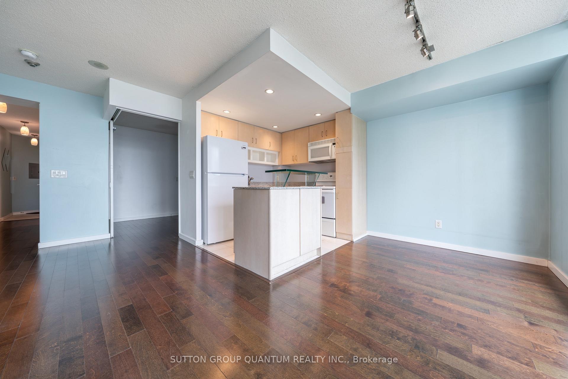 Photo 5 of Unit 904, 8 York Street, Toronto, Waterfront Communities — HOMEH