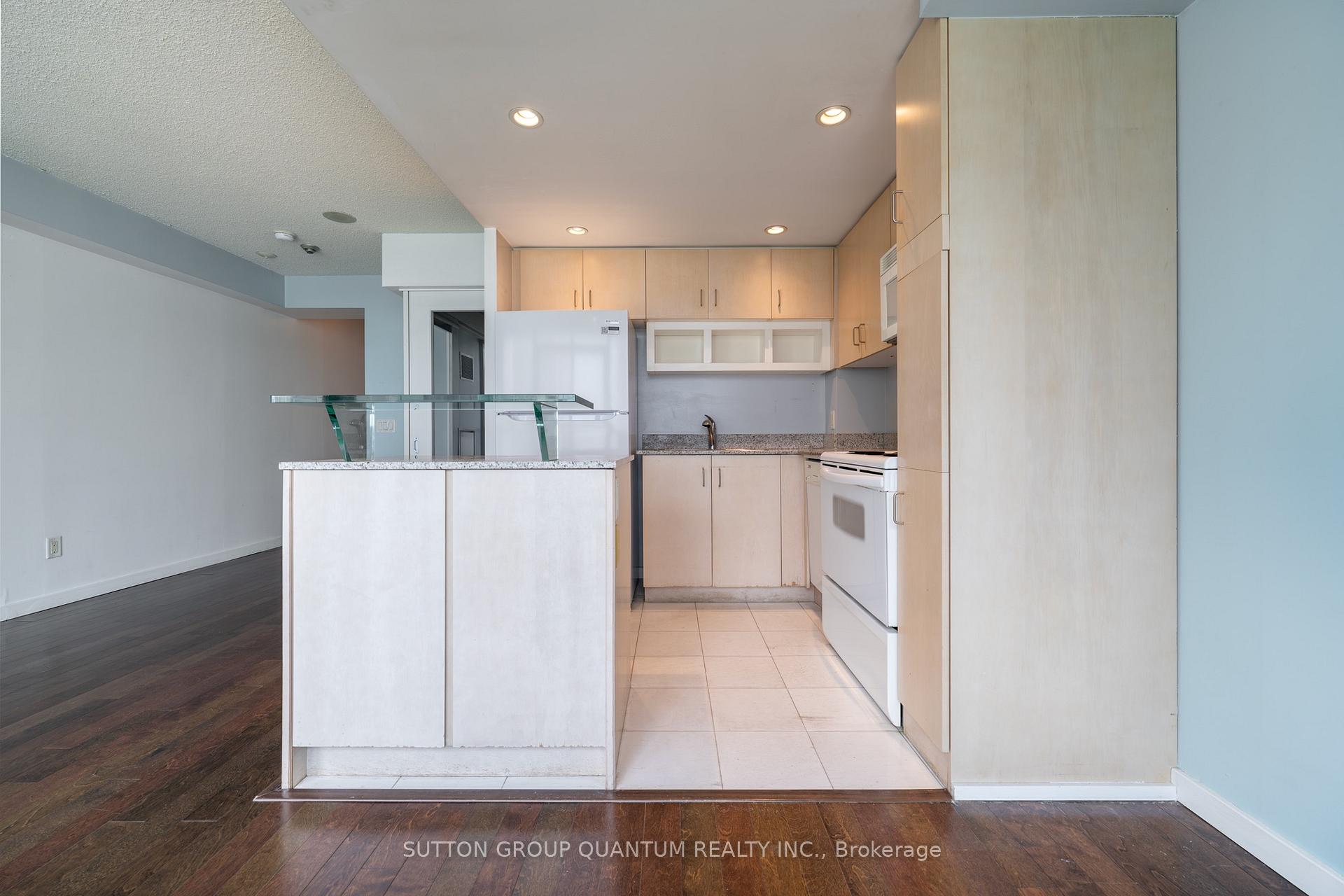 Photo 7 of Unit 904, 8 York Street, Toronto, Waterfront Communities — HOMEH