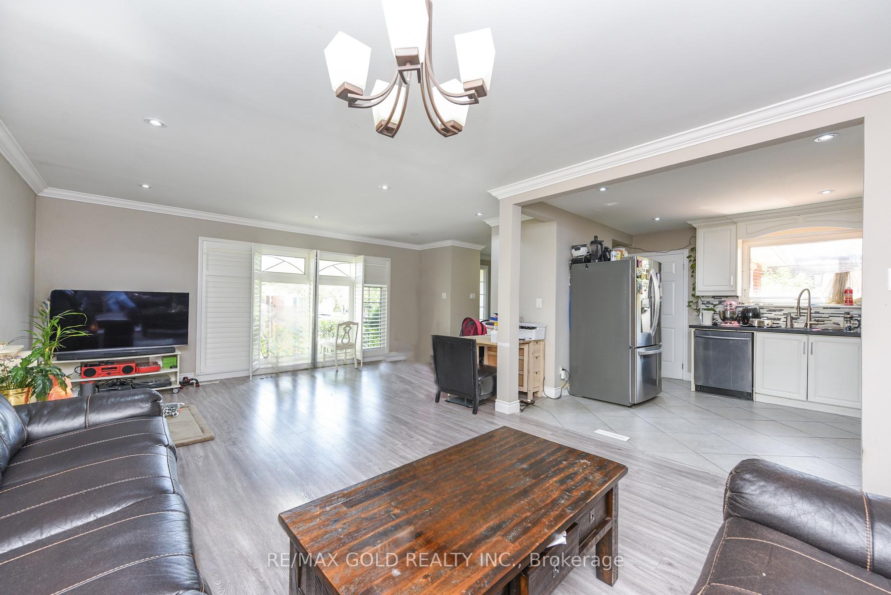 Photo 4 of 11 Dudley Place, Brampton, Southgate — HOMEH