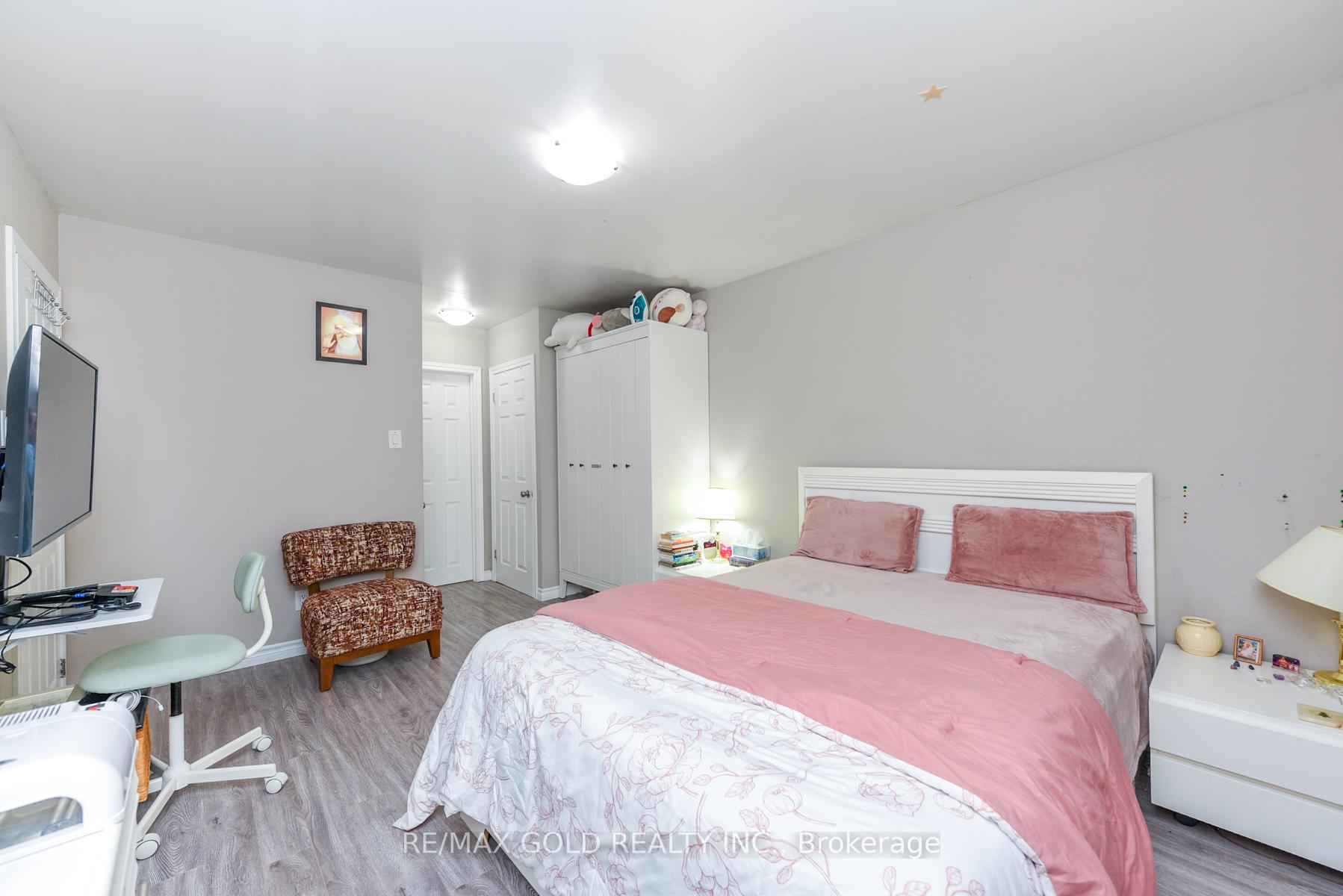 Photo 12 of 11 Dudley Place, Brampton, Southgate — HOMEH