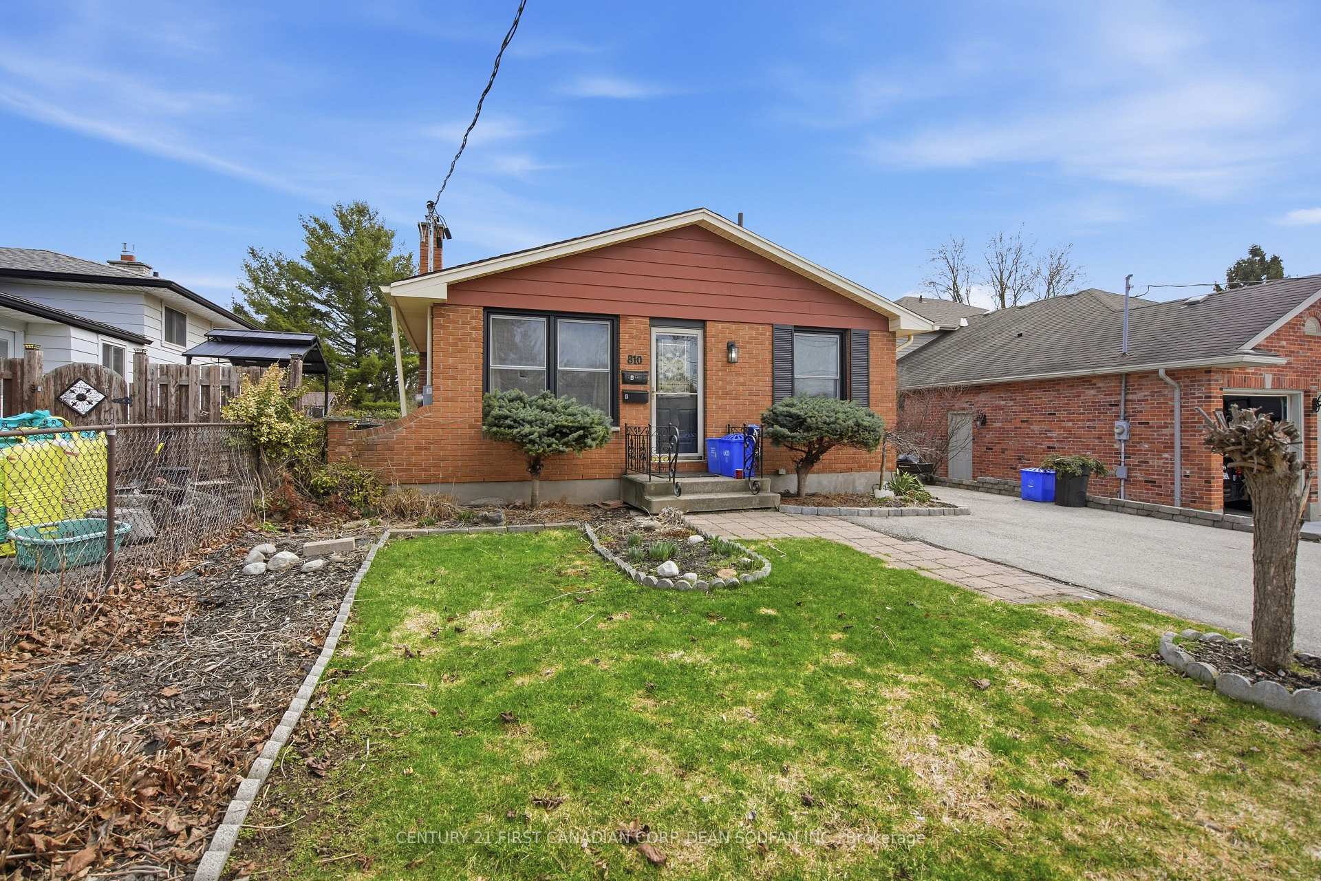 Photo 2 of 810 Easy Street, London, South R — HOMEH