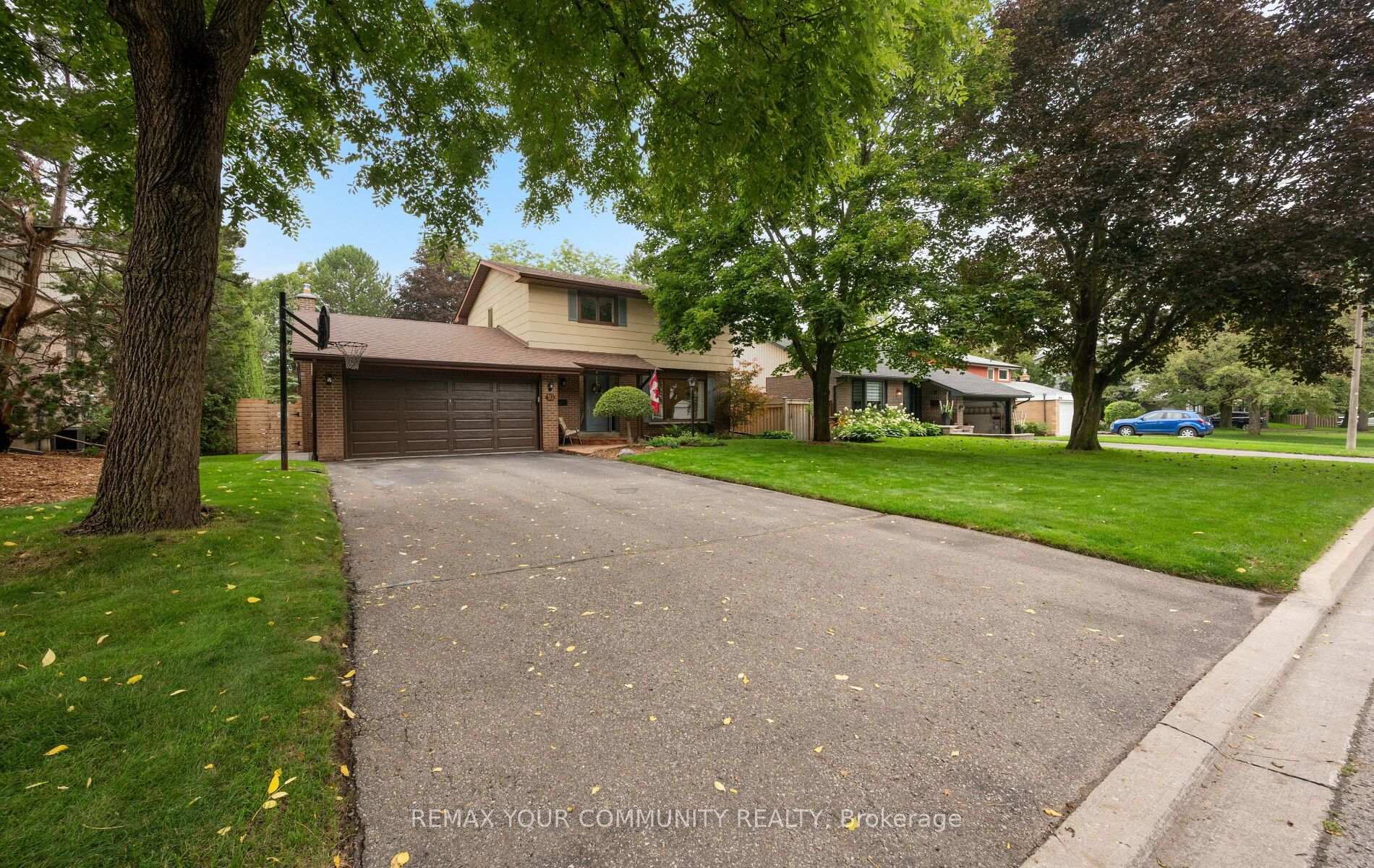 Photo 3 of 10 Glenview Drive, Aurora, Aurora Highlands — HOMEH