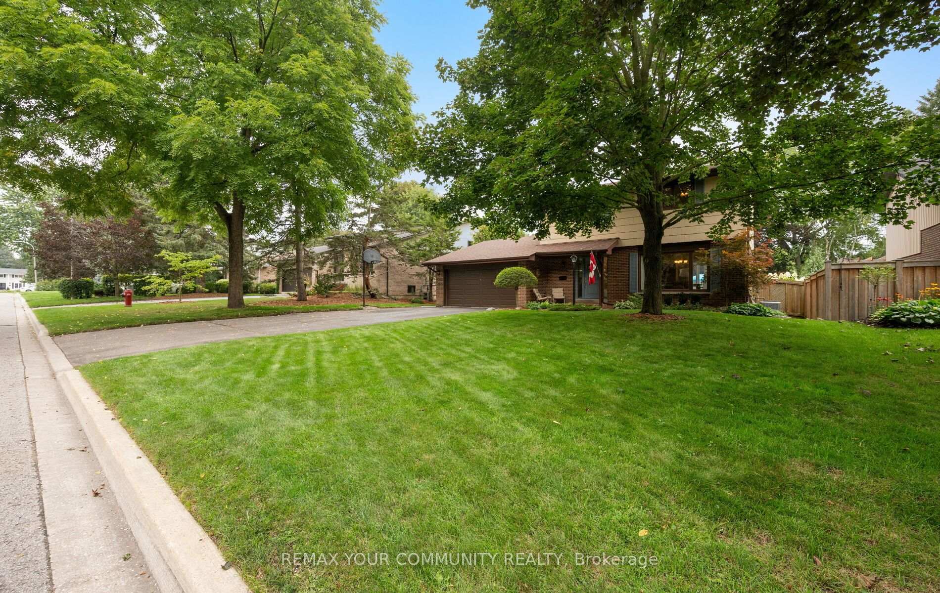 Photo 2 of 10 Glenview Drive, Aurora, Aurora Highlands — HOMEH