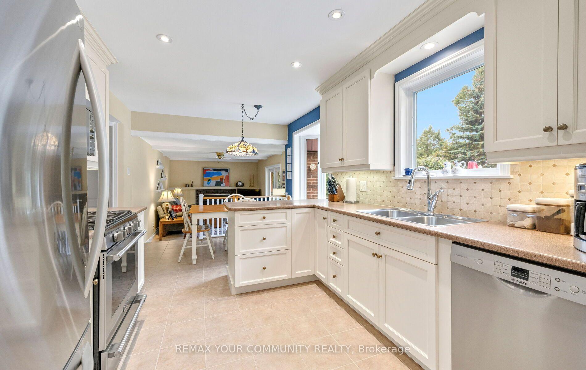 Photo 7 of 10 Glenview Drive, Aurora, Aurora Highlands — HOMEH