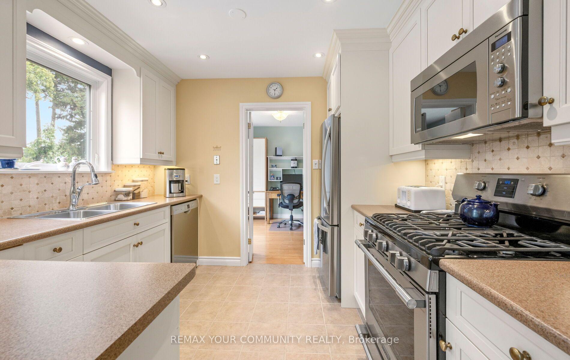 Photo 8 of 10 Glenview Drive, Aurora, Aurora Highlands — HOMEH