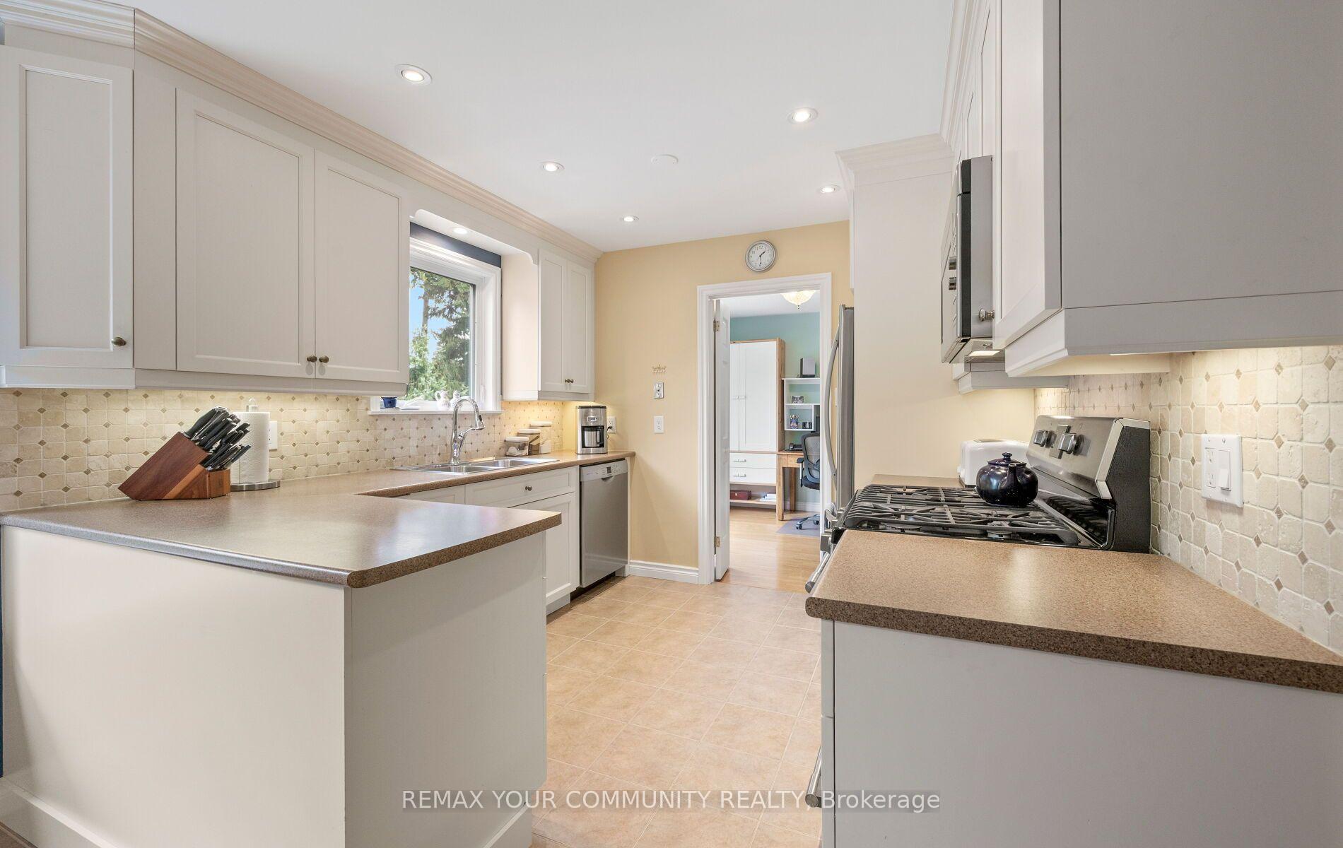Photo 9 of 10 Glenview Drive, Aurora, Aurora Highlands — HOMEH