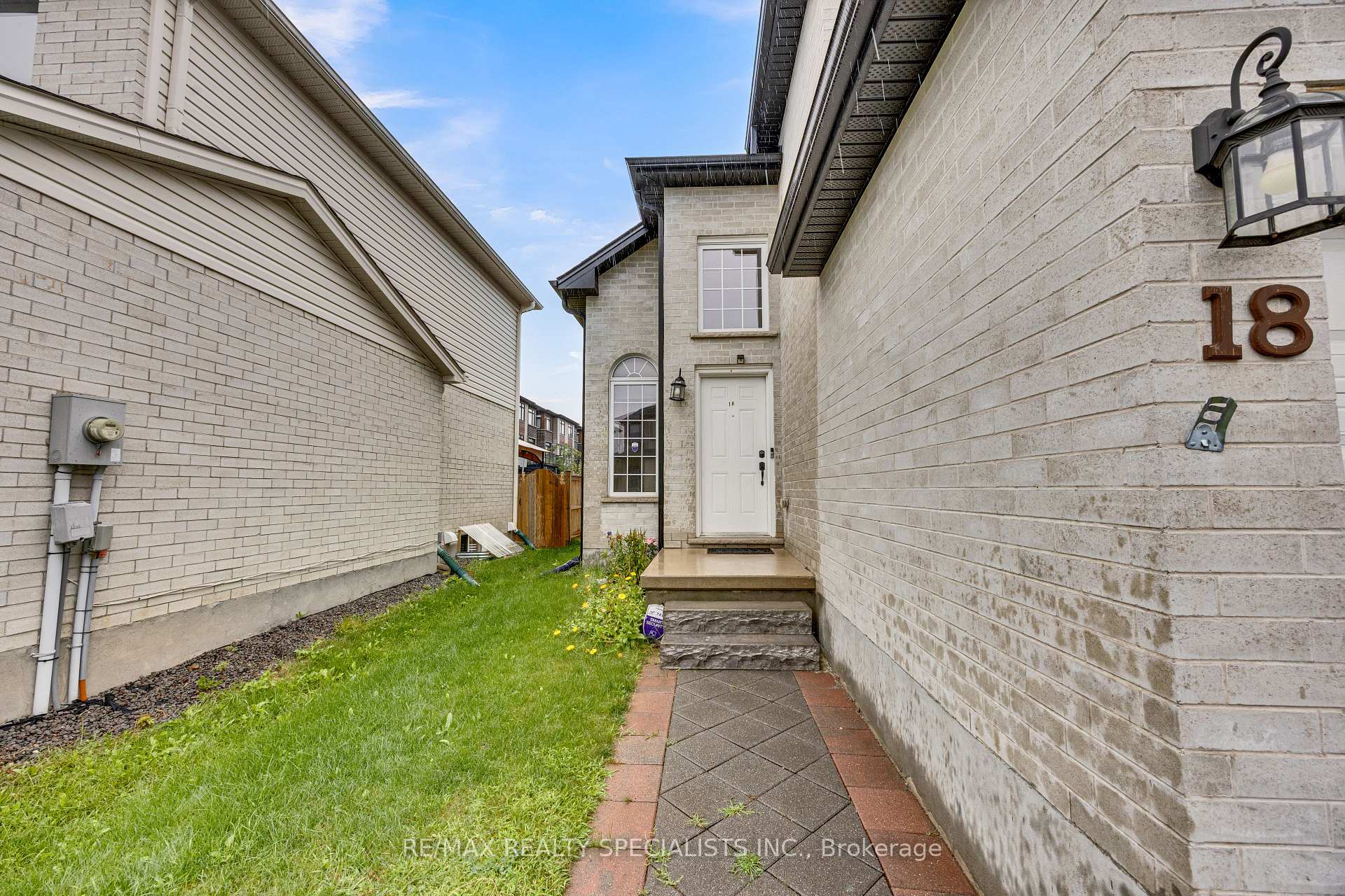 Photo 3 of Unit 18, 3270 Singleton Avenue, London, South W — HOMEH