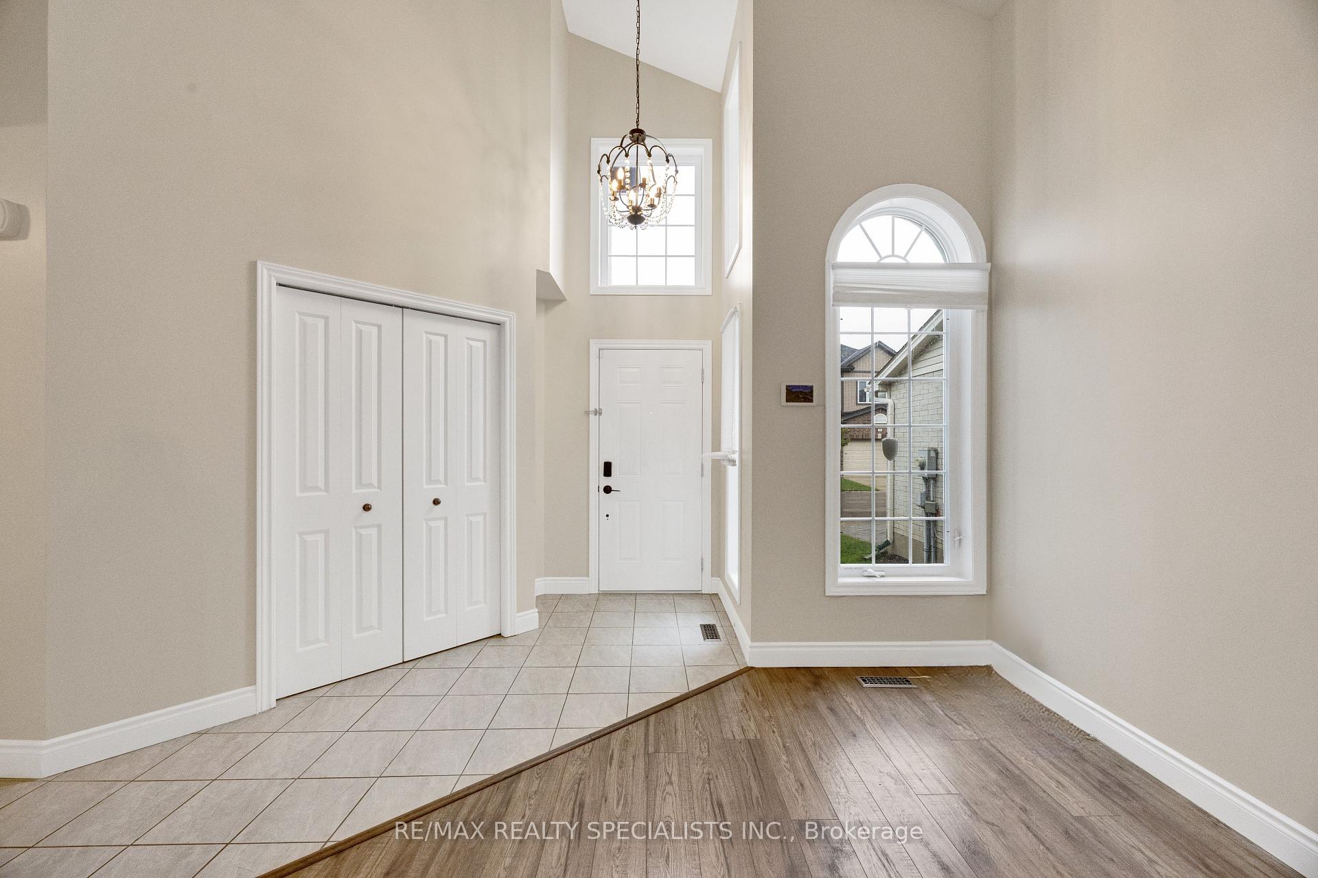 Photo 5 of Unit 18, 3270 Singleton Avenue, London, South W — HOMEH