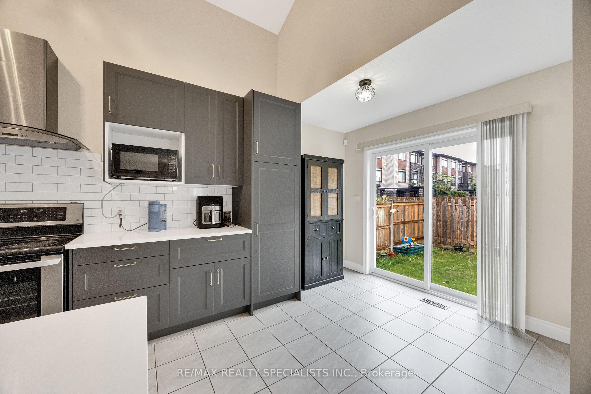 Photo 11 of Unit 18, 3270 Singleton Avenue, London, South W — HOMEH