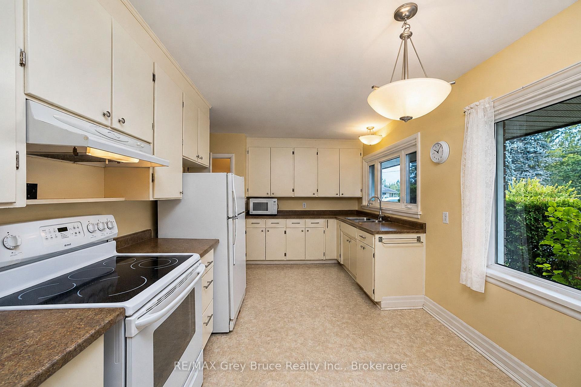 Photo 21 of 336 6th Avenue E, Owen Sound — HOMEH