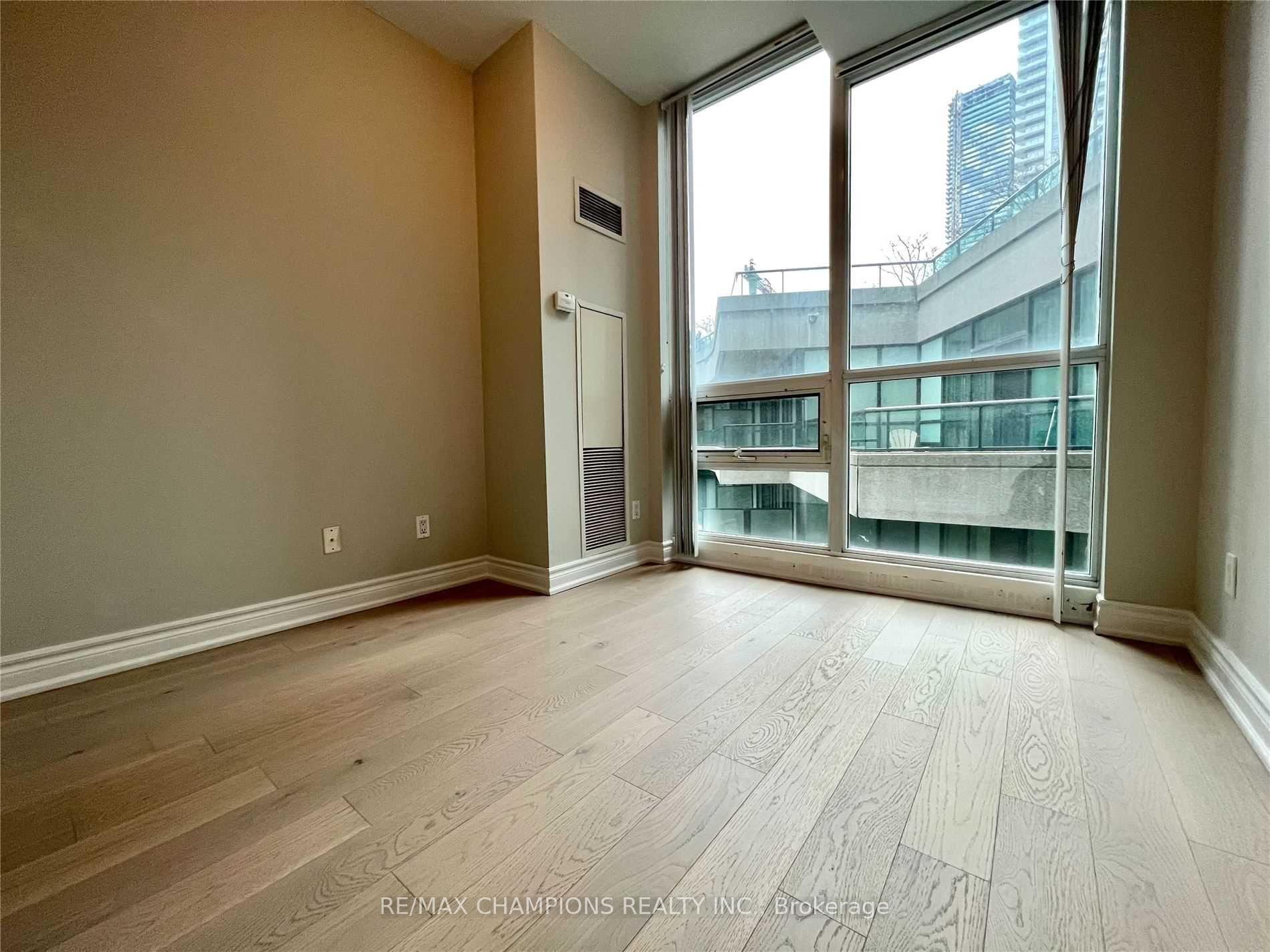 Photo 13 of Unit 402, 12 Yonge Street E, Toronto, Waterfront Communities — HOMEH