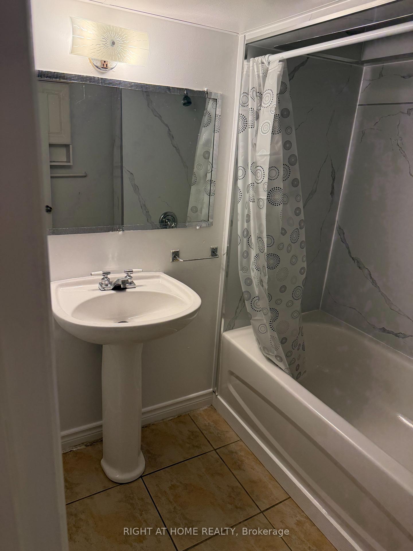 Photo 4 of 24 Morgan Avenue, Markham, Thornhill — HOMEH