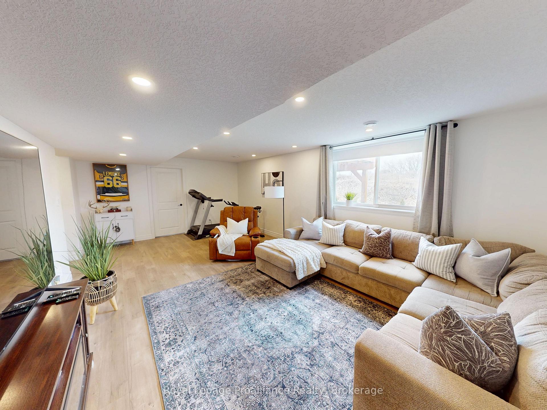 Photo 27 of 55 Lanark Drive, Belleville, Belleville Ward — HOMEH