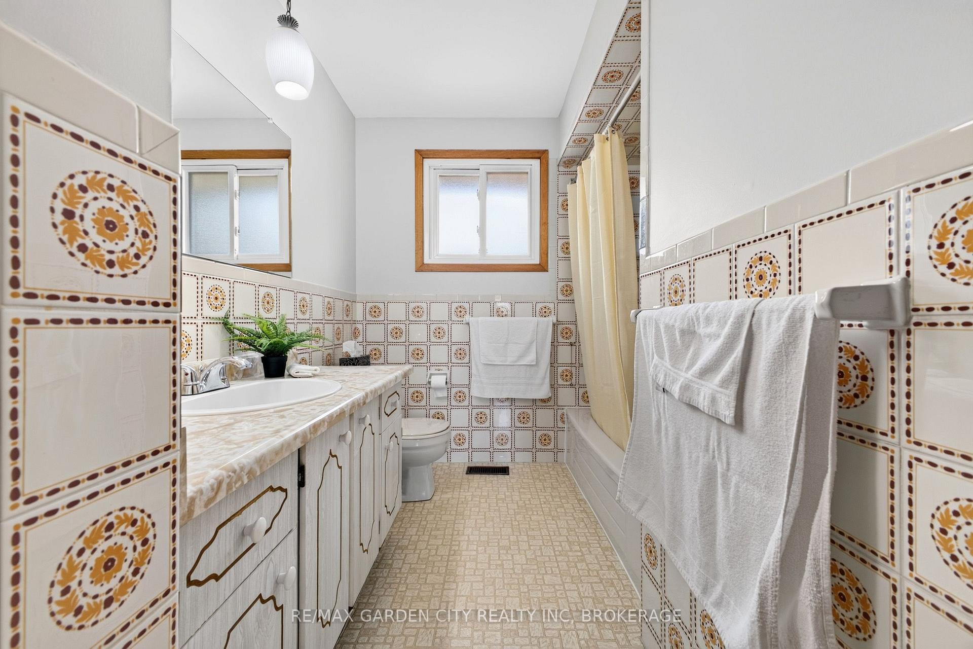 Photo 18 of 145 Adis Avenue, Hamilton, Gurnett — HOMEH