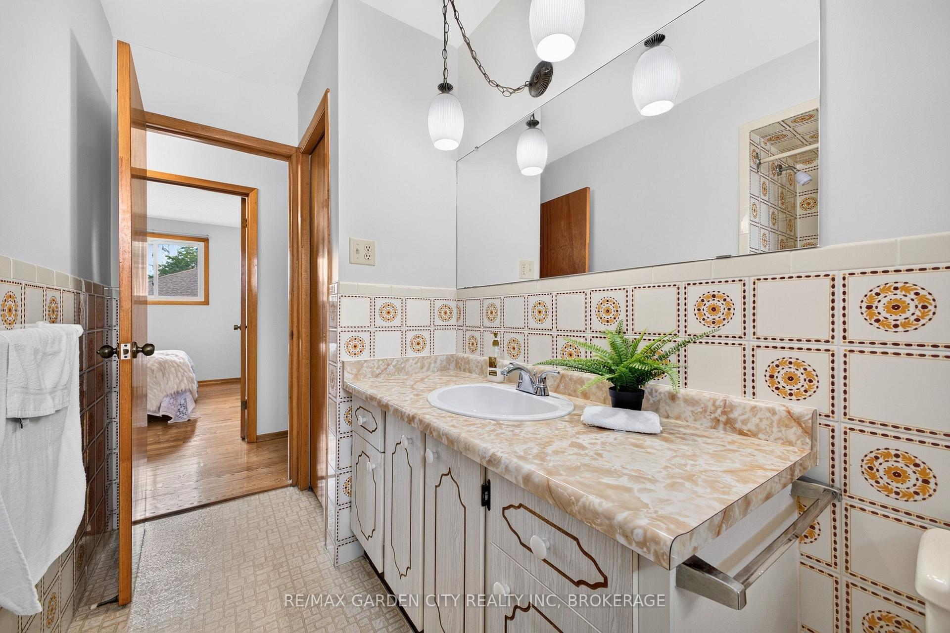 Photo 19 of 145 Adis Avenue, Hamilton, Gurnett — HOMEH