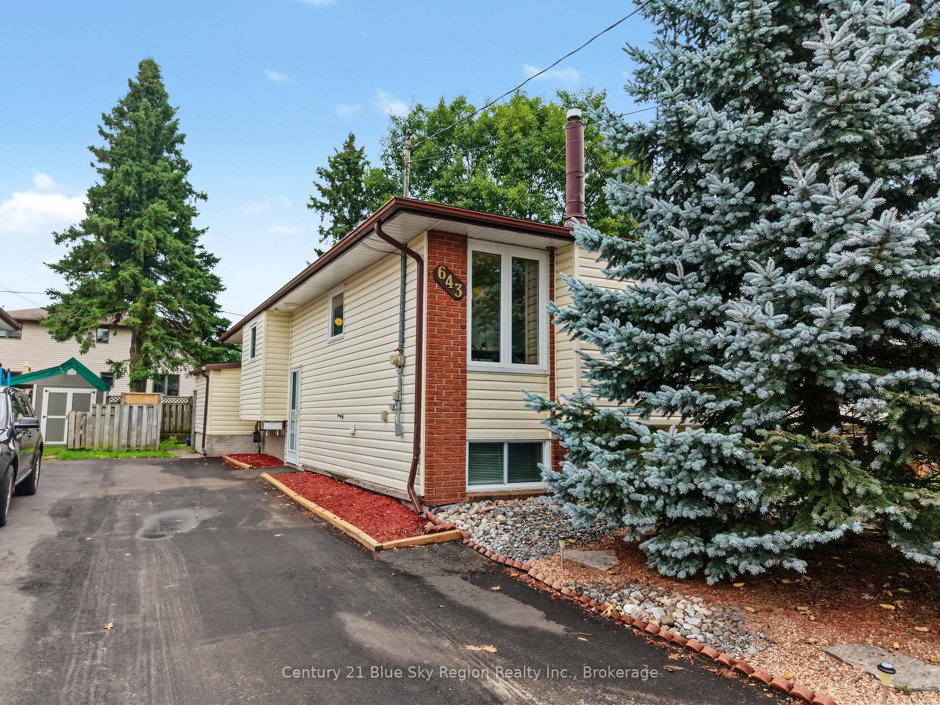 Photo of 643 Robarts Avenue