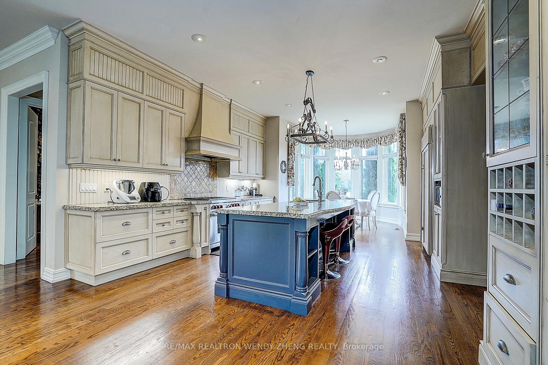 Photo 10 of 8 Alm Court, Aurora, Aurora Estates — HOMEH