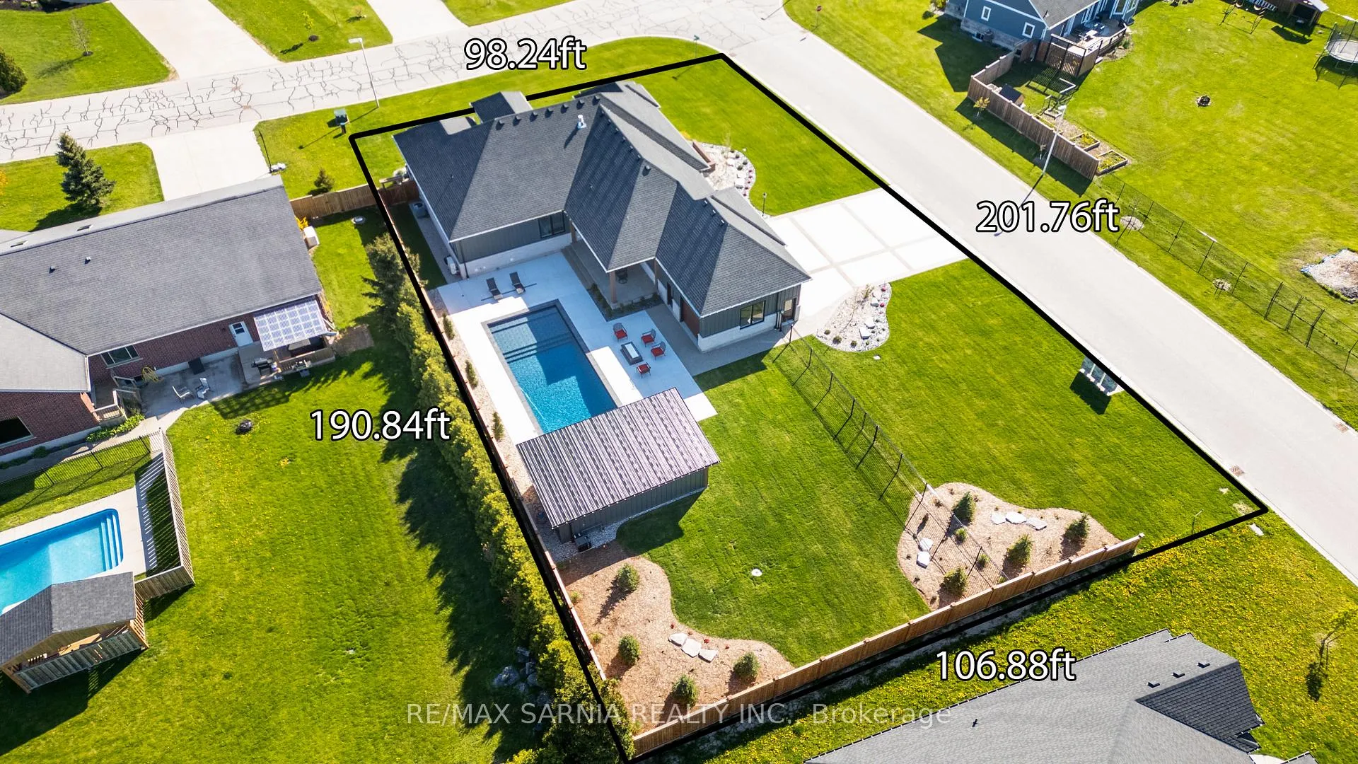 Photo 4 of 4110 Cullen Drive, Plympton-Wyoming, Plympton Wyoming — HOMEH