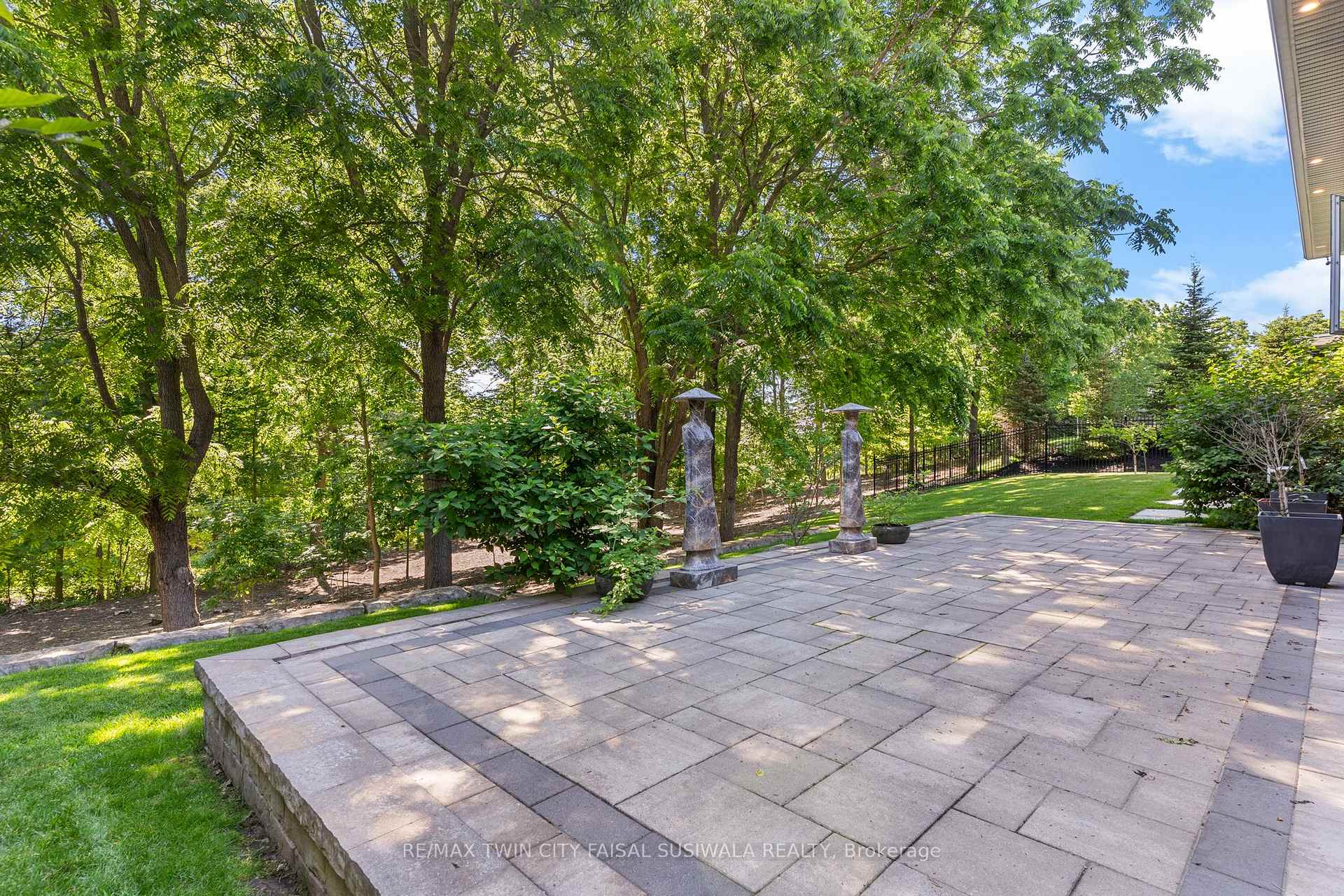 Photo 6 of 44 Pioneer Ridge Drive, Kitchener, Pioneer Tower West — HOMEH
