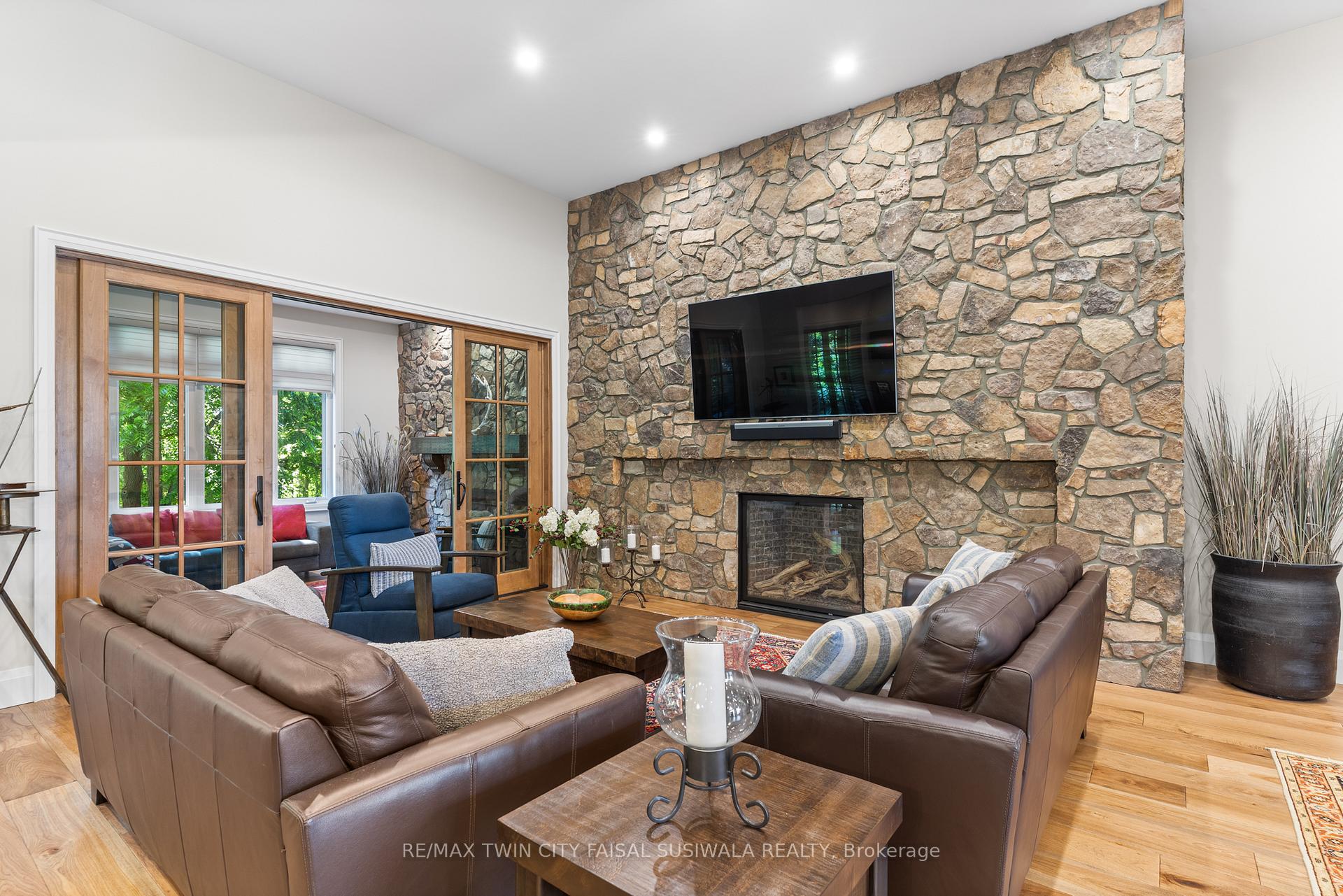 Photo 27 of 44 Pioneer Ridge Drive, Kitchener, Pioneer Tower West — HOMEH