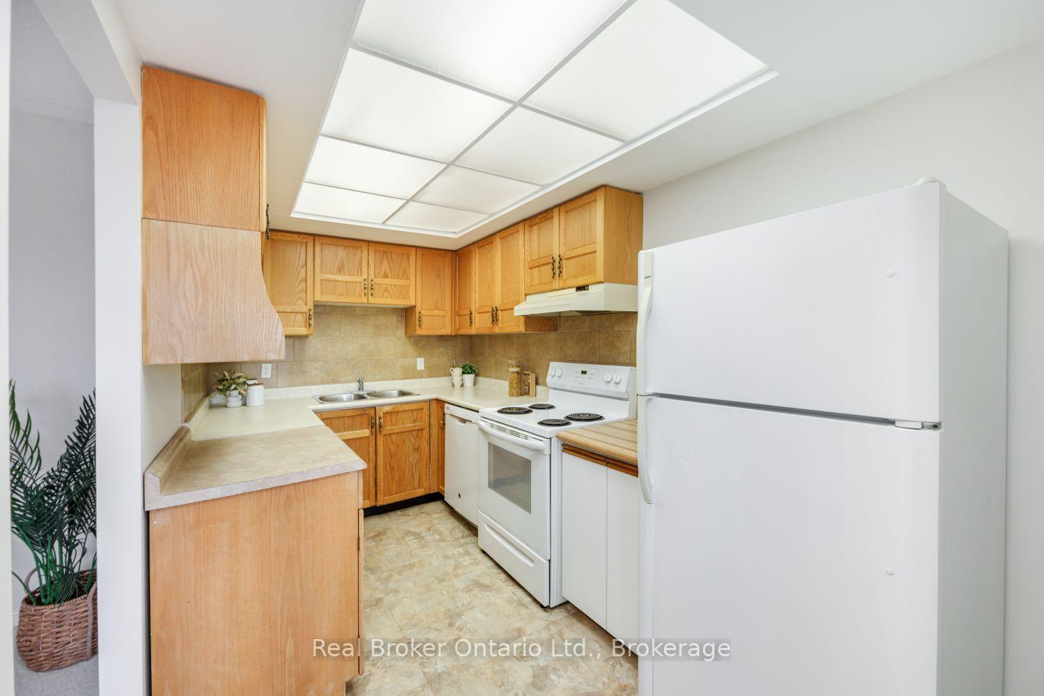 Photo 10 of Unit 504, 144 Queen Street, Clarington, Bowmanville — HOMEH
