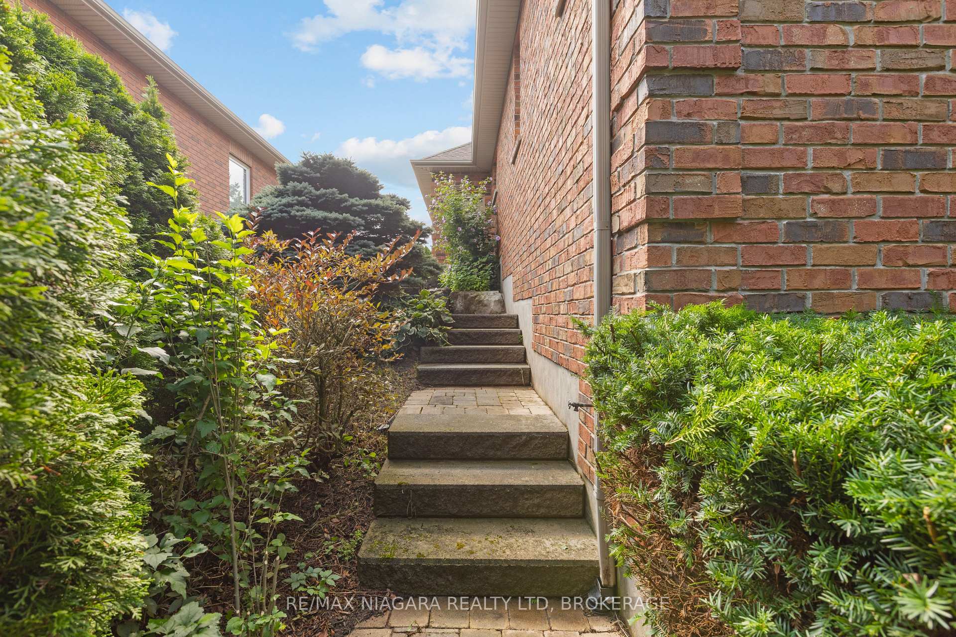 Photo 7 of 16 Cherry Ridge Boulevard, Pelham, Fenwick — HOMEH