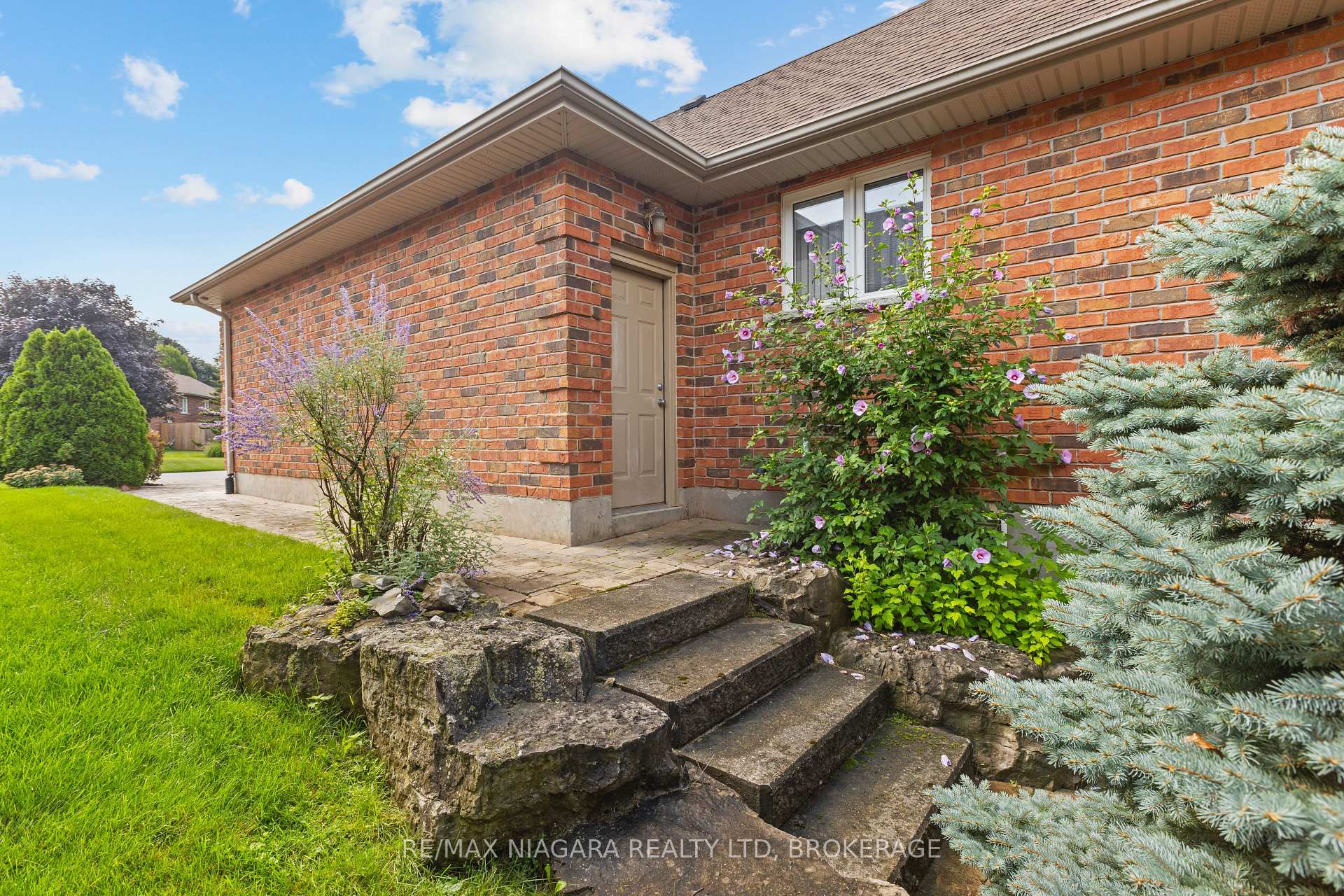 Photo 8 of 16 Cherry Ridge Boulevard, Pelham, Fenwick — HOMEH
