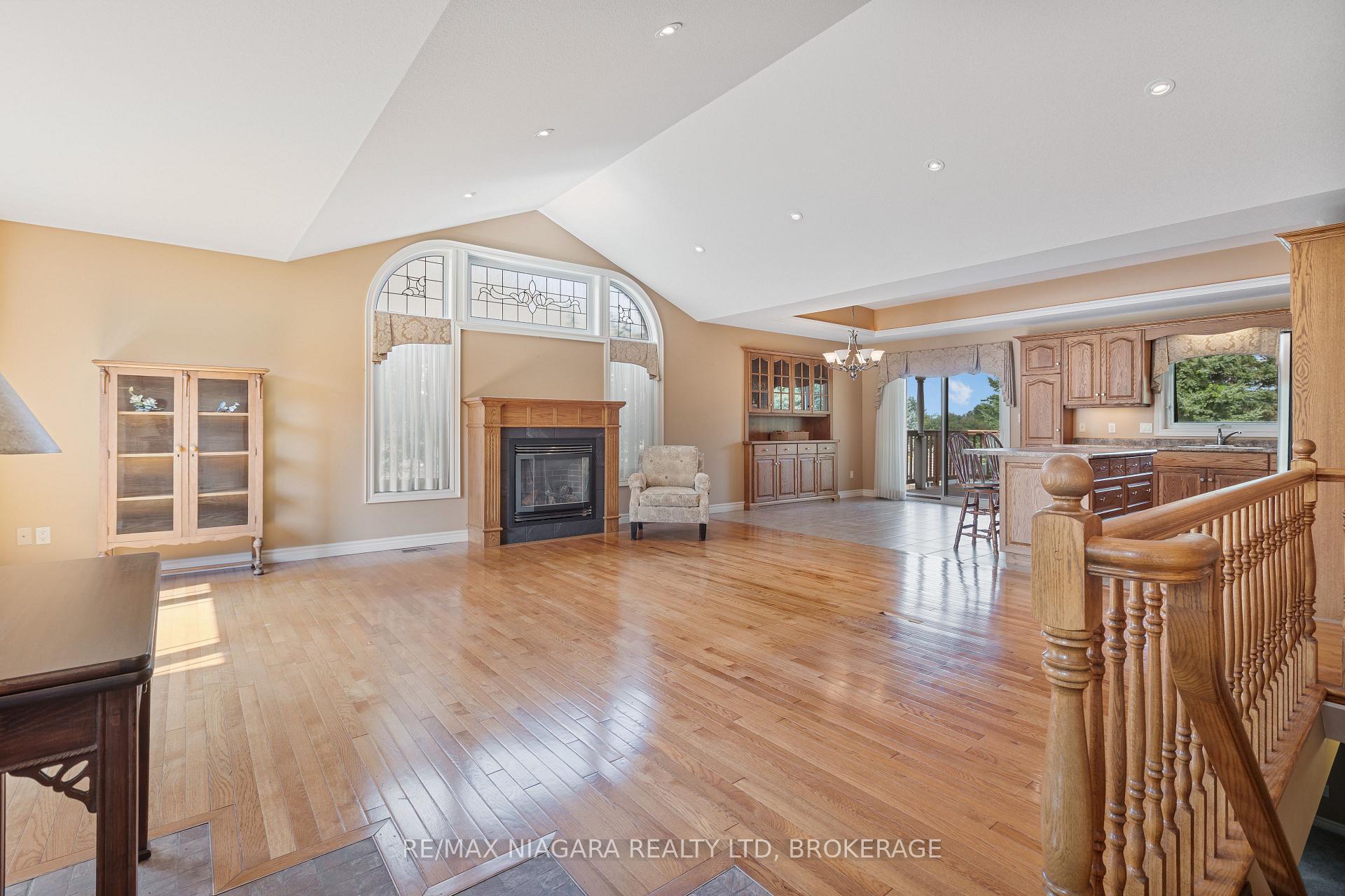 Photo 11 of 16 Cherry Ridge Boulevard, Pelham, Fenwick — HOMEH