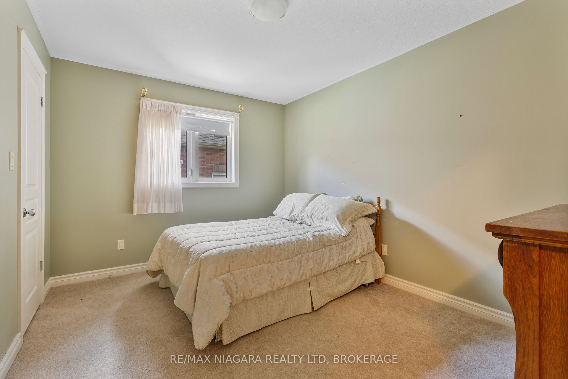 Photo 18 of 16 Cherry Ridge Boulevard, Pelham, Fenwick — HOMEH