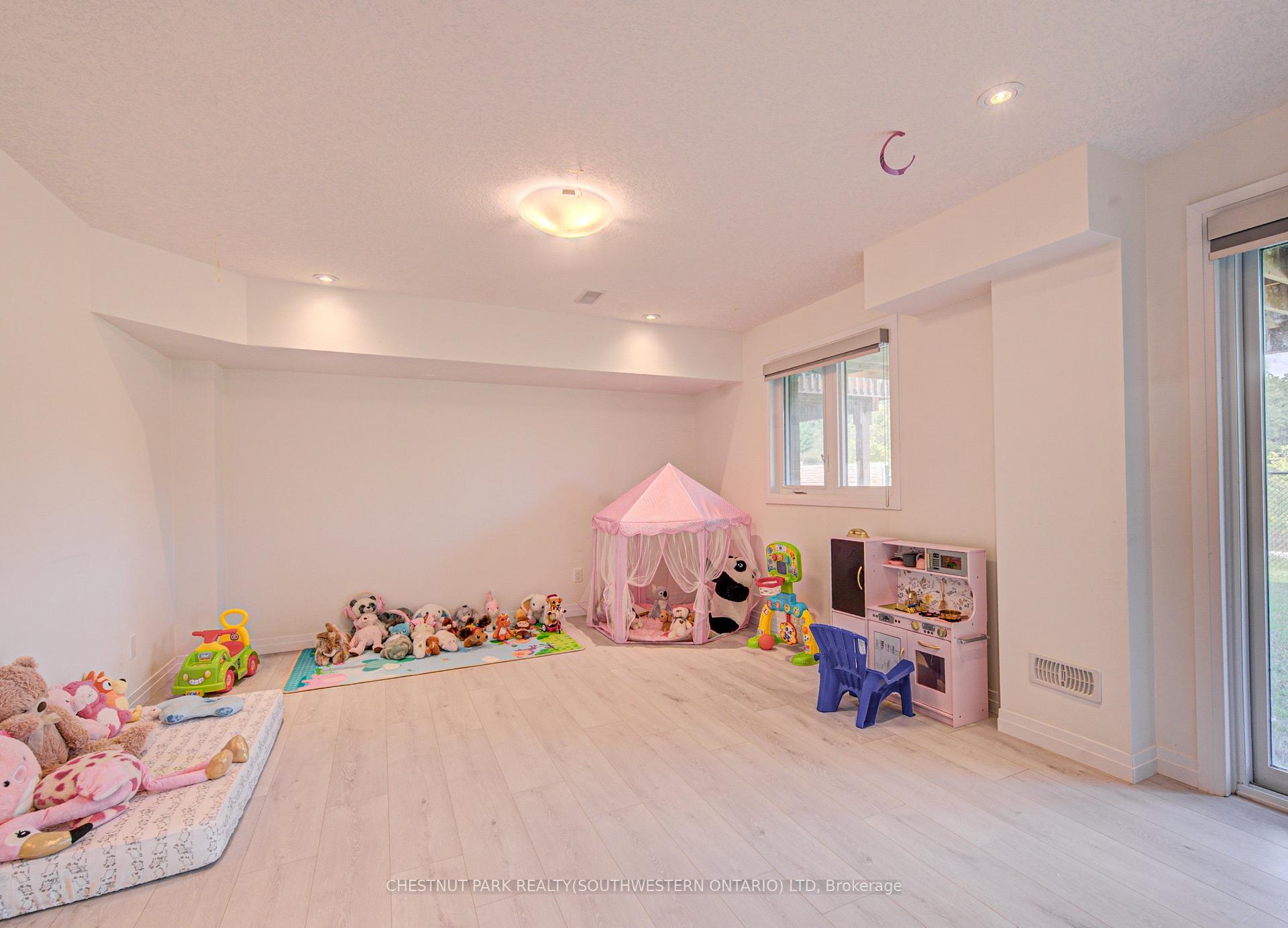 Photo 18 of 9 Queensbrook Crescent, Cambridge, Preston Heights — HOMEH