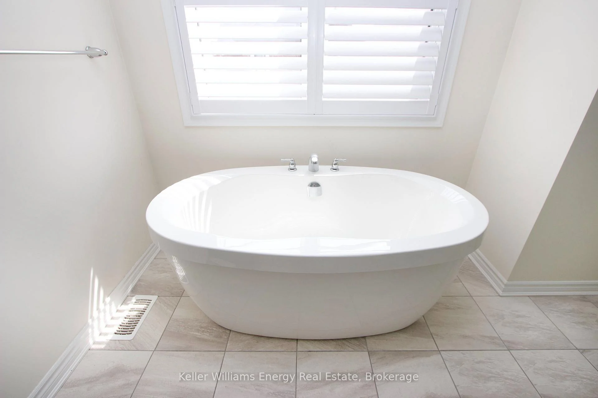 Photo 29 of 56 Westfield Drive, Whitby, Rural Whitby — HOMEH